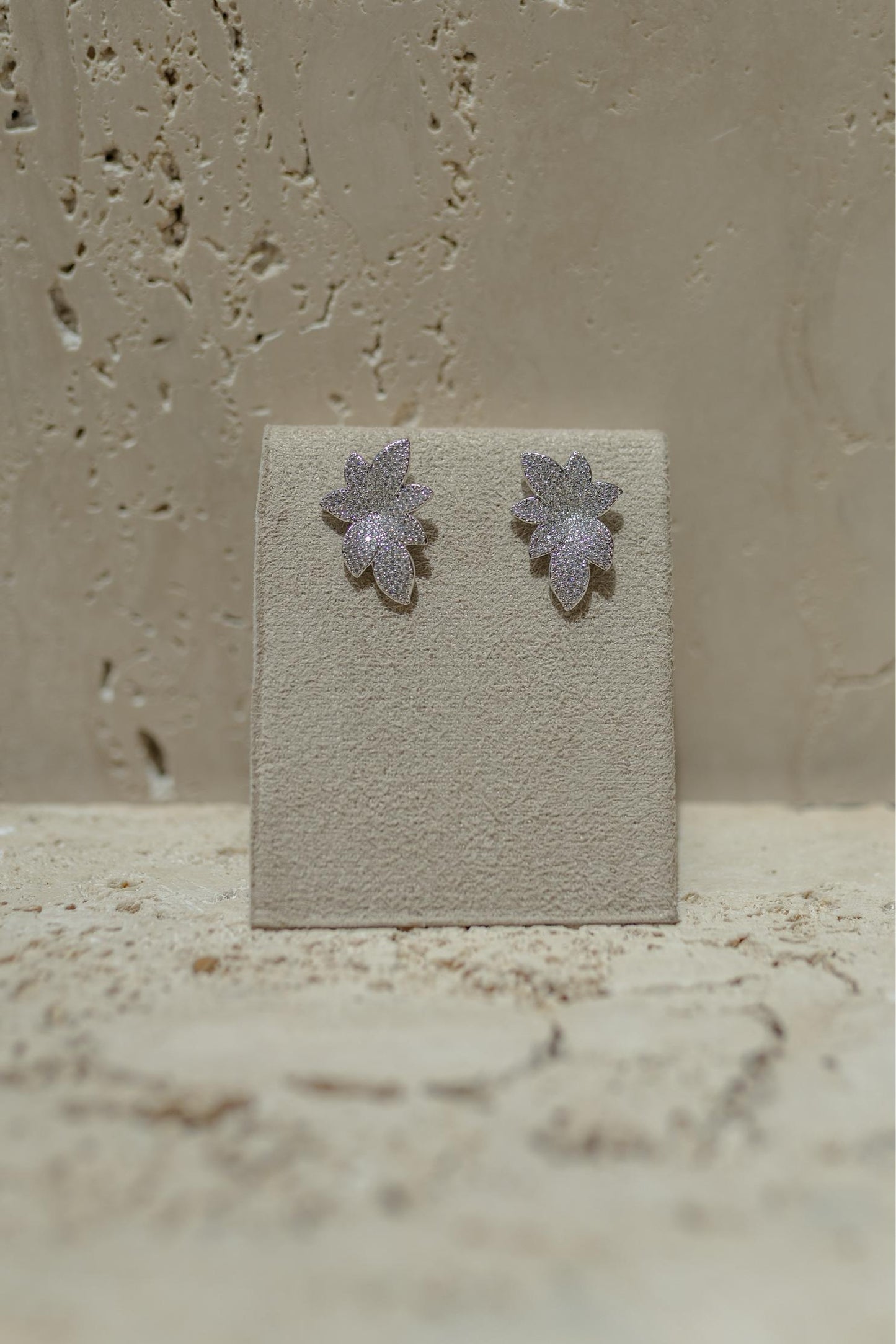 Brinco Ear Cuff Folhas Cravejado Ródio Branco