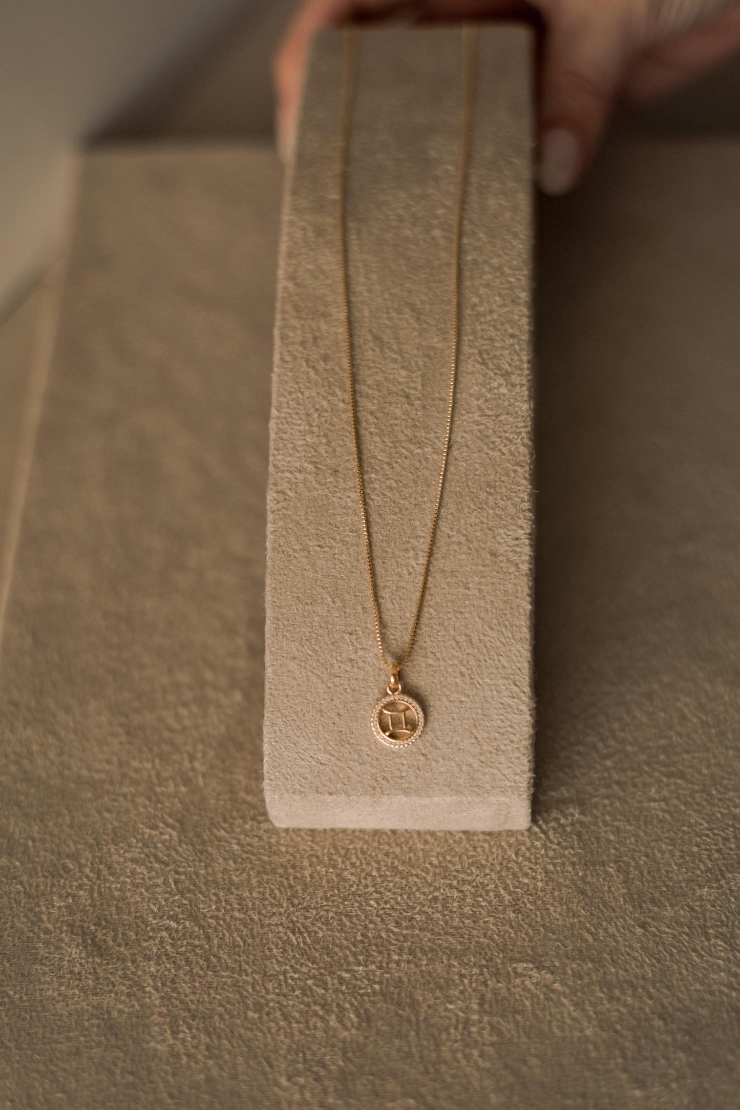 Colar Signos Cravejado Matahari Dourado