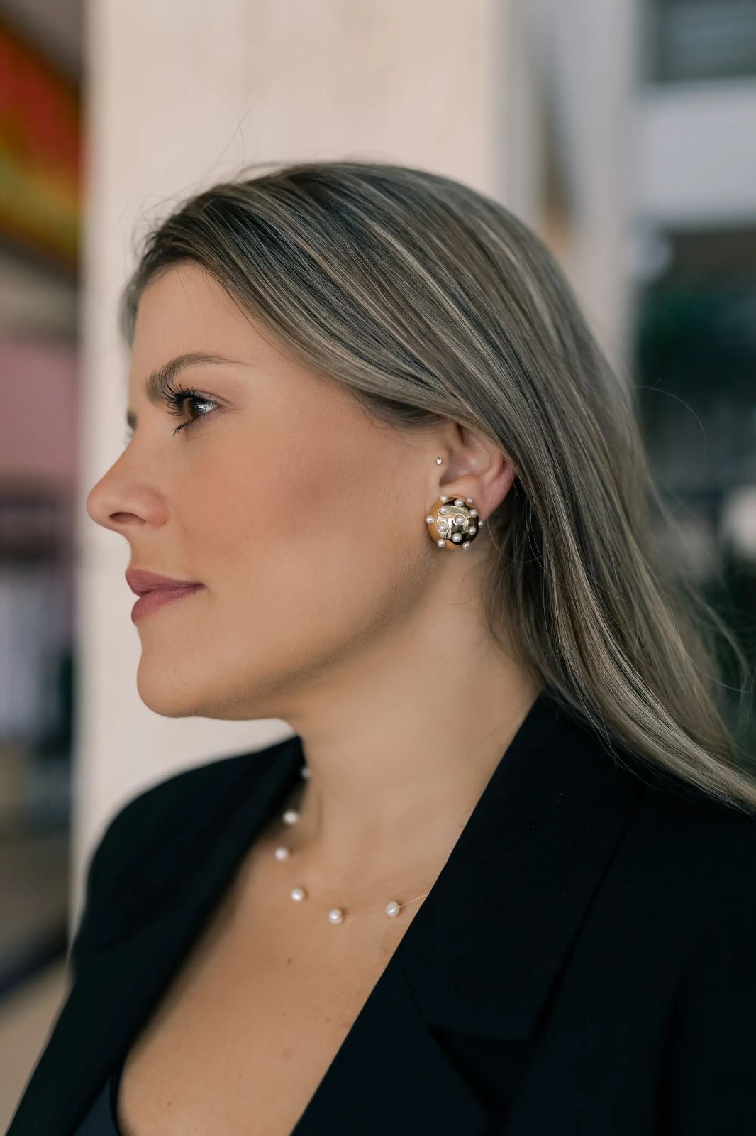 Brinco Meia Esfera com Pérolas Dourado