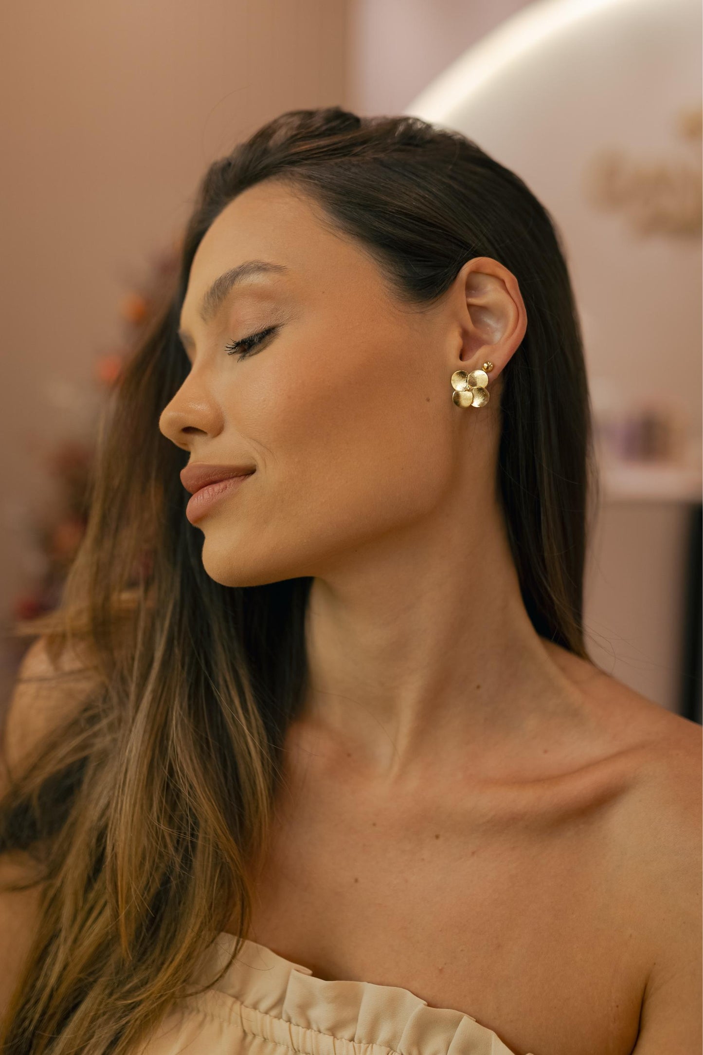 Brinco Flor Escovada 4 Pétalas Mini Dourado