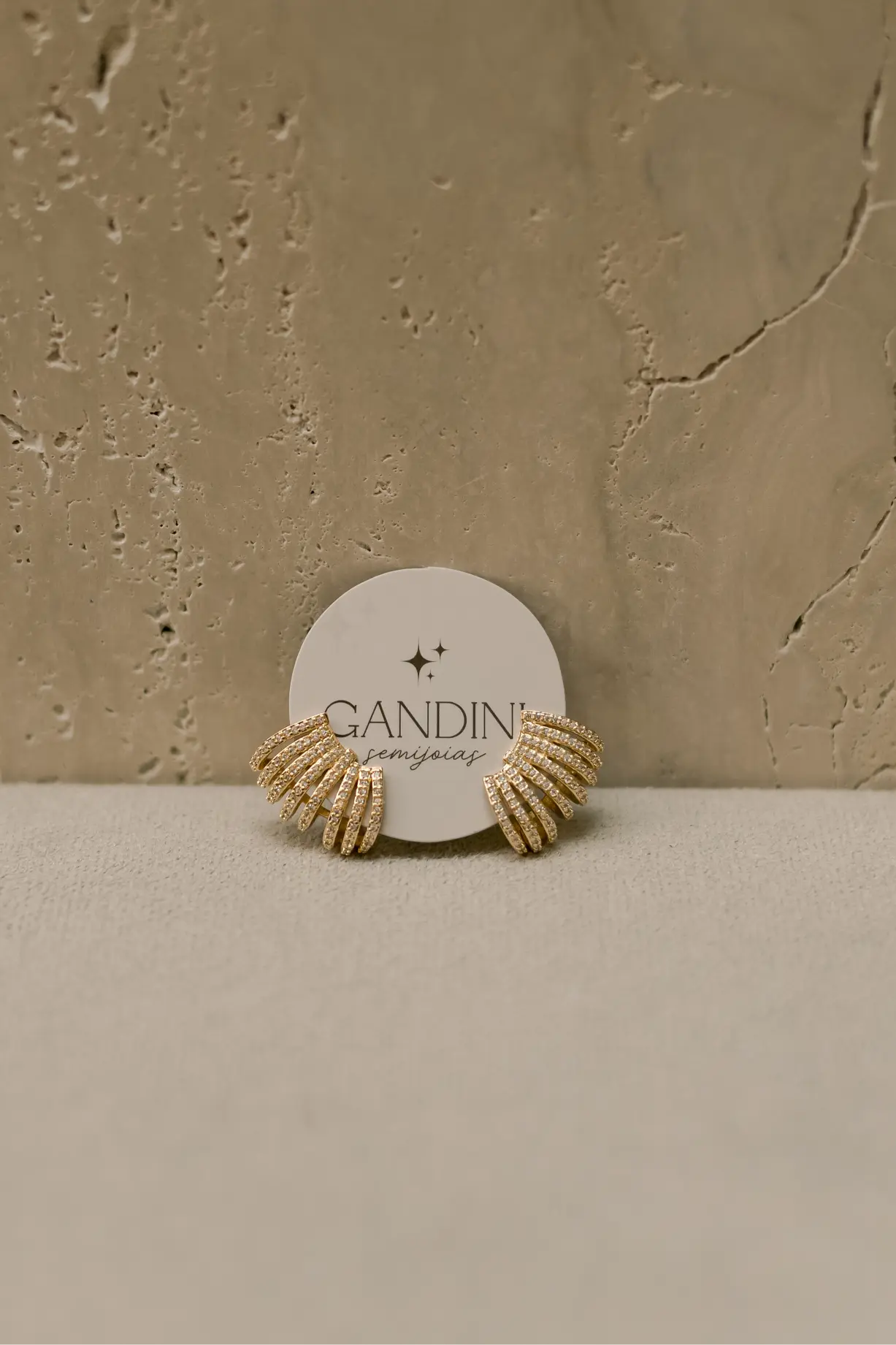 Brinco Ear Hook 8 Fileiras Cravejado Dourado