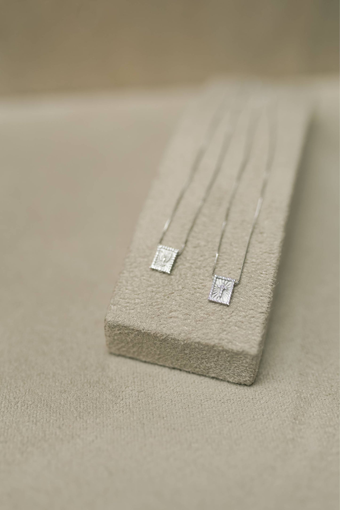 Colar Escapulário Mini Espírito Santo Ródio Branco