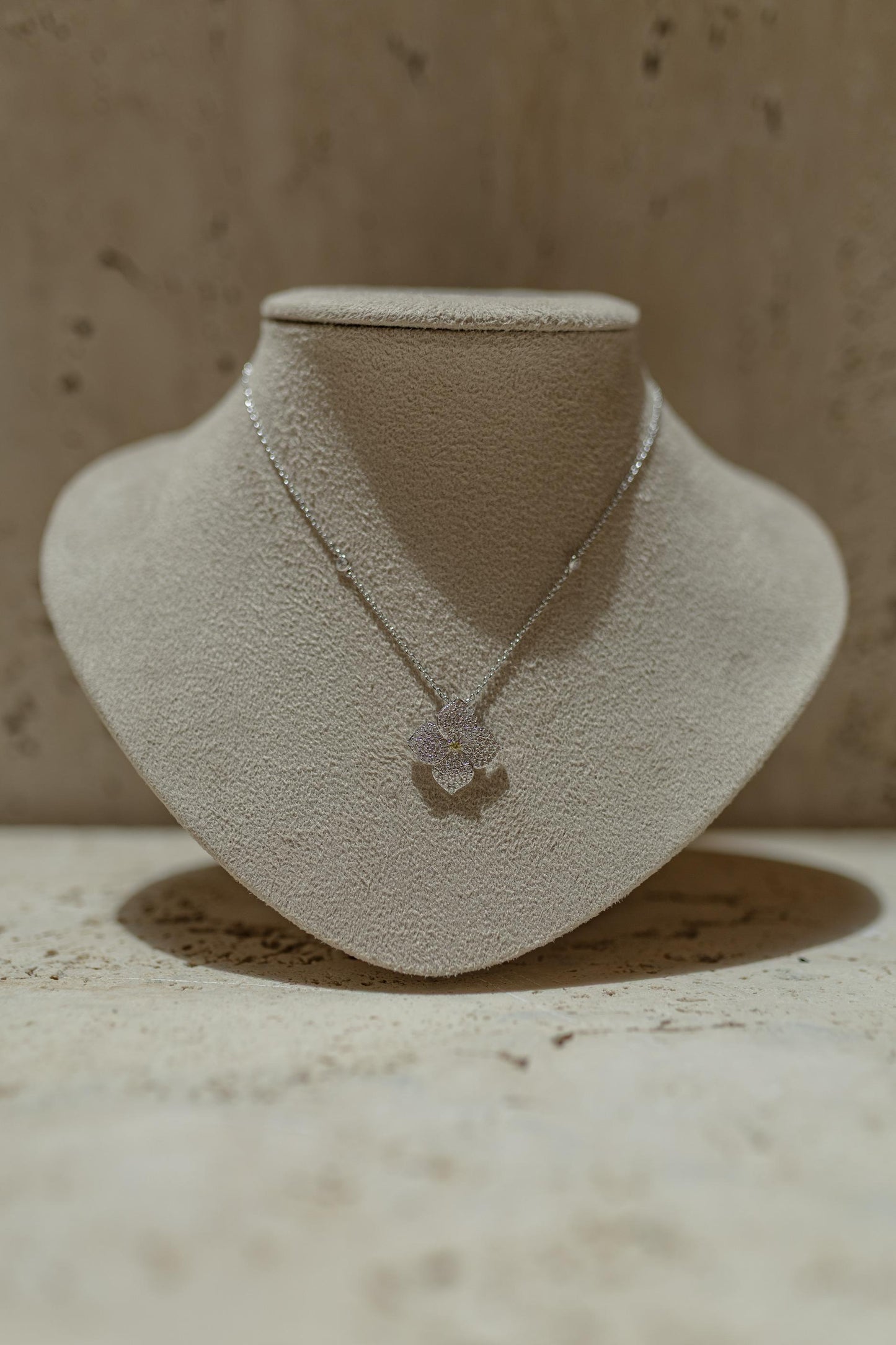 Colar Flor 4 Pétalas Cravejado Ródio Branco