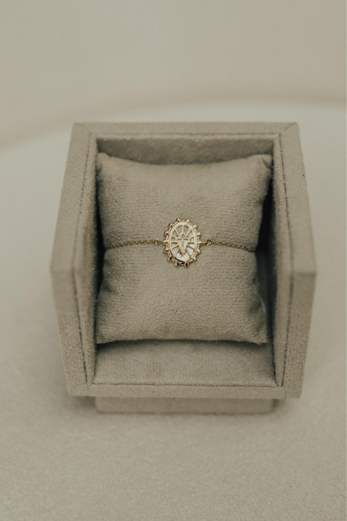 Pulseira Divino Espírito Santo Madrepérola Dourado