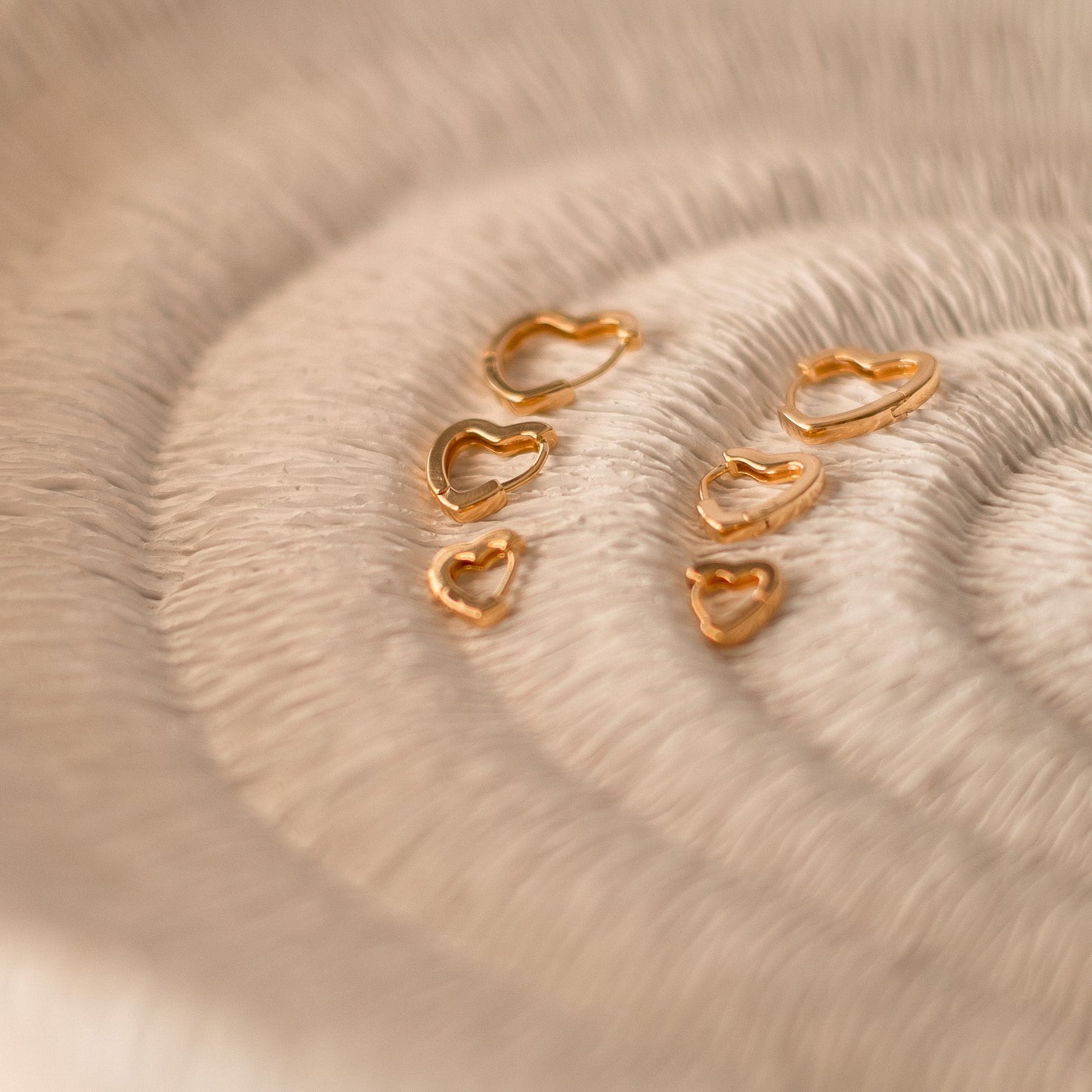 Brinco Argola Coração Liso Dourado P