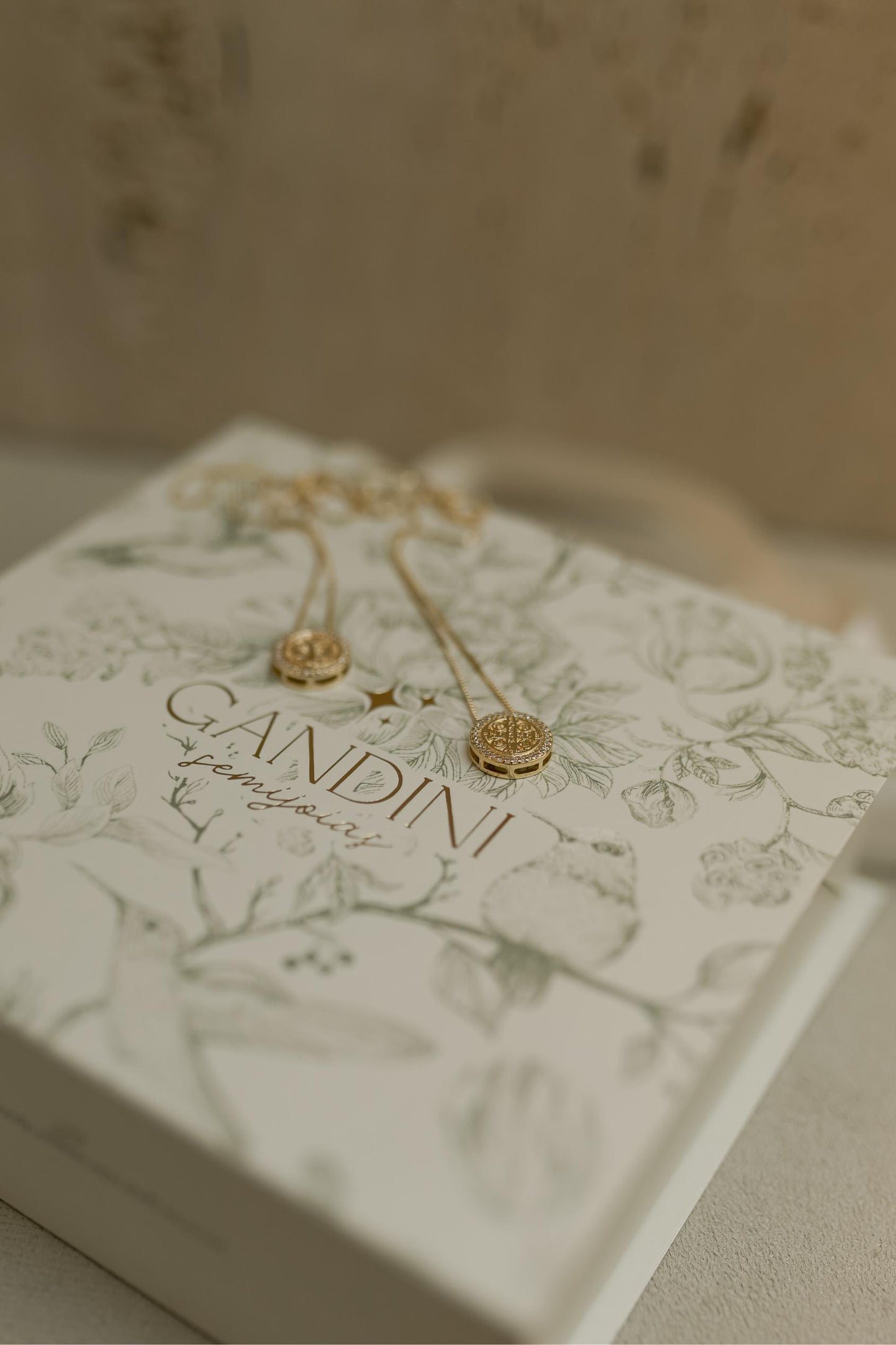 Colar Escapulário De São Bento Cravejado Articulável Dourado
