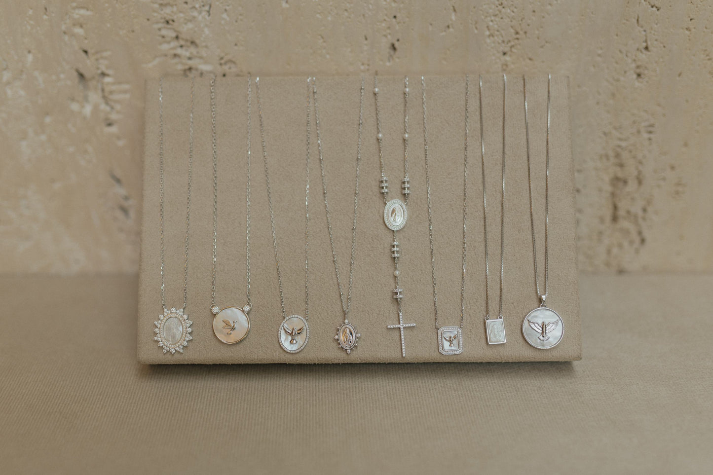 Colar Divino Espírito Santo Madrepérola Ródio Branco
