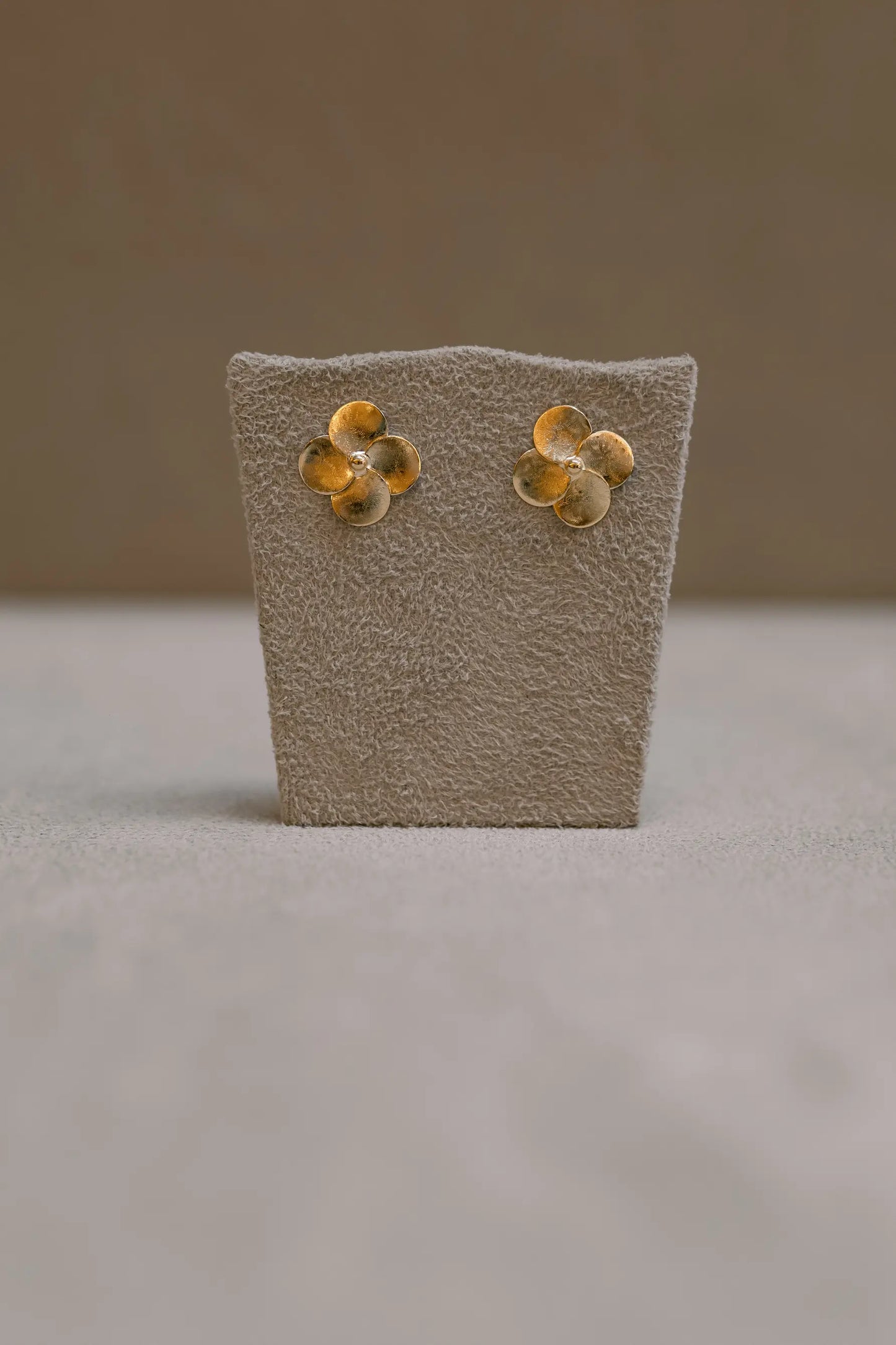 Brinco Flor Escovada 4 Pétalas Mini Ouro