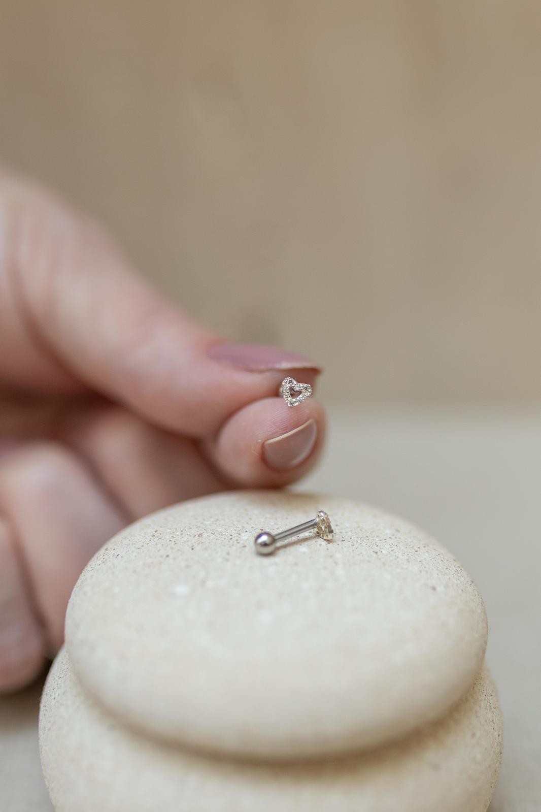 Piercing Hélix Coração Cravejado Vazado