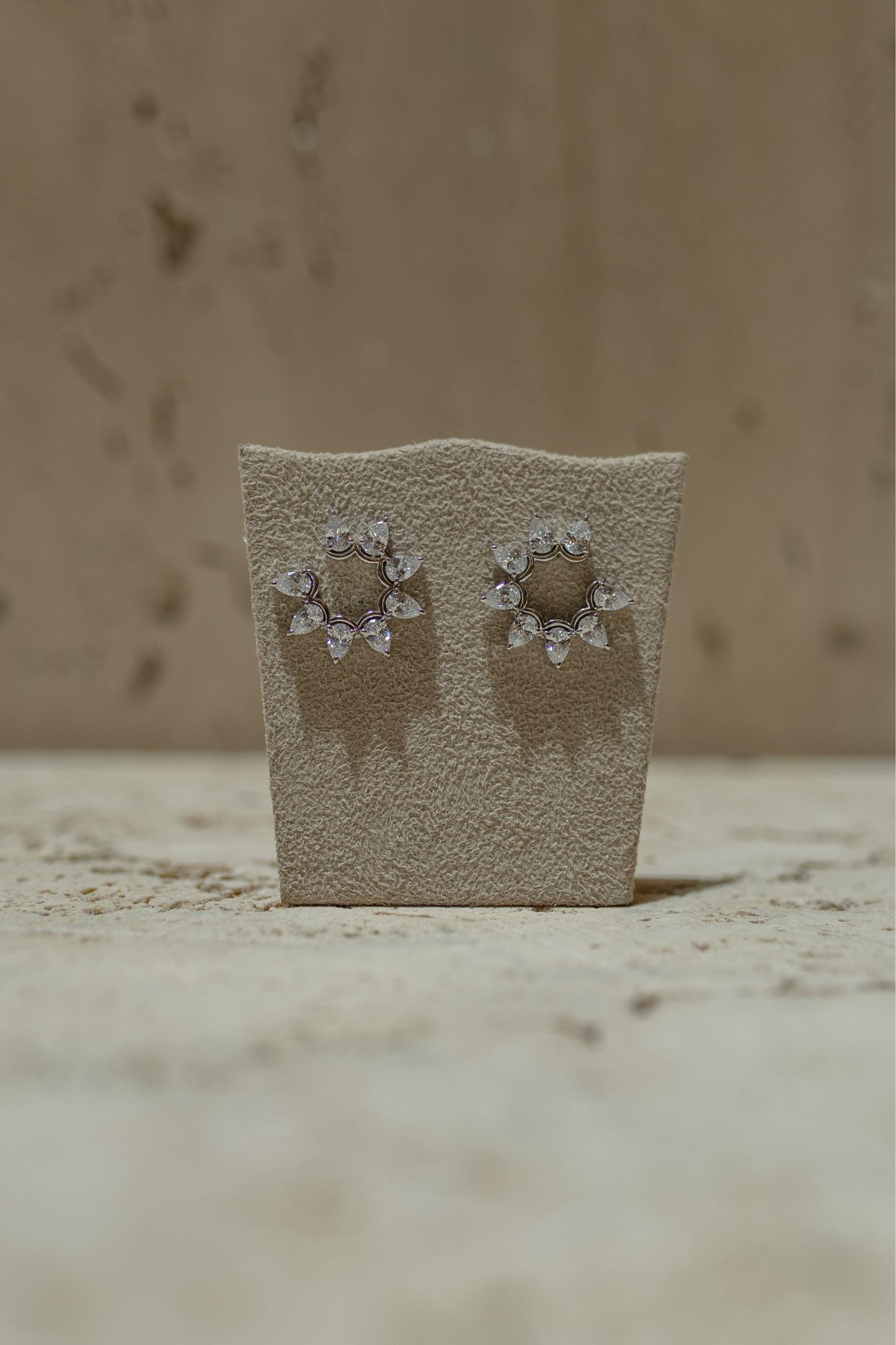 Brinco Argola Frontal 8 Zircônias Ródio Branco