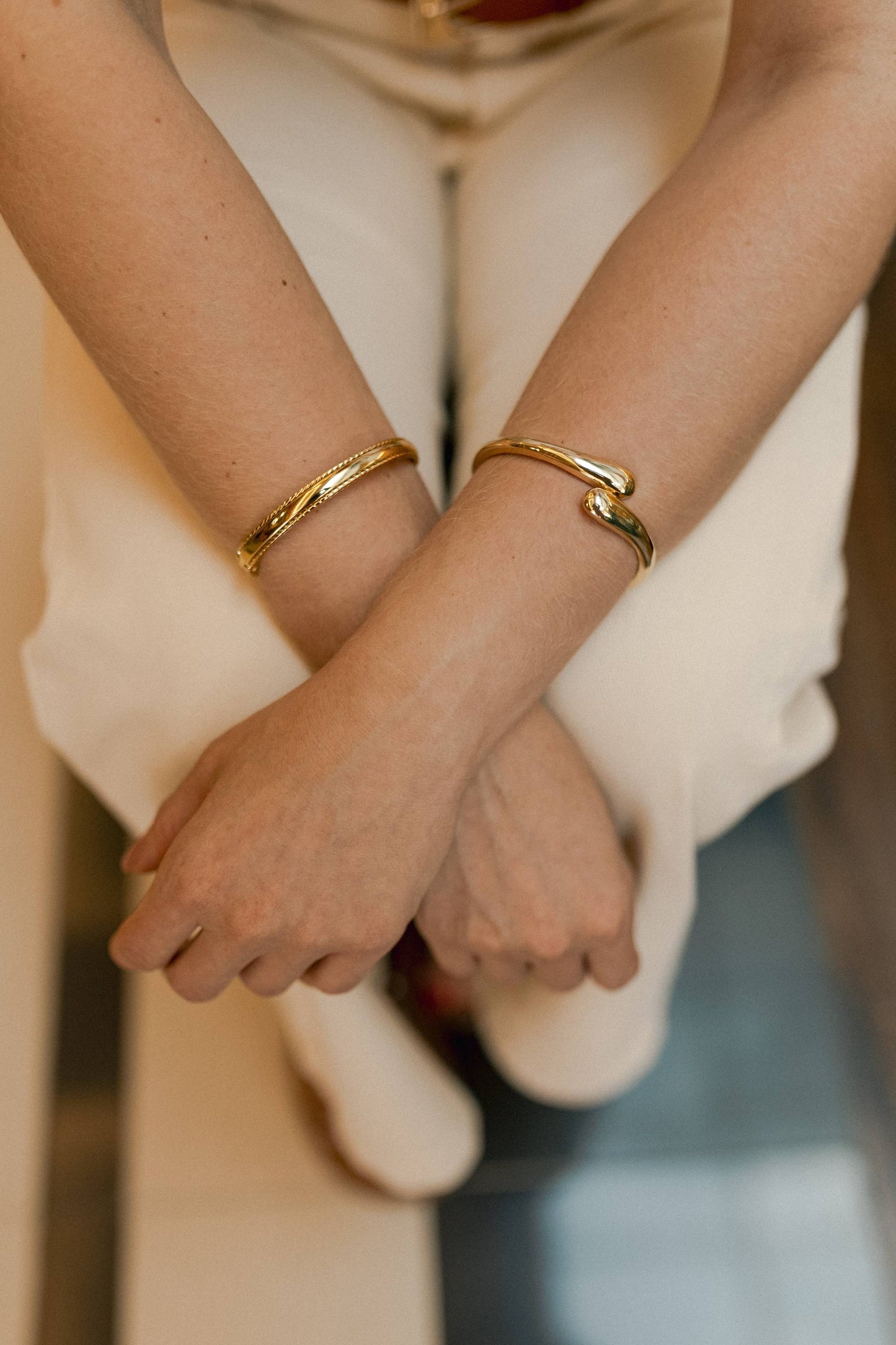 Bracelete com Borda Trabalhada Dourado