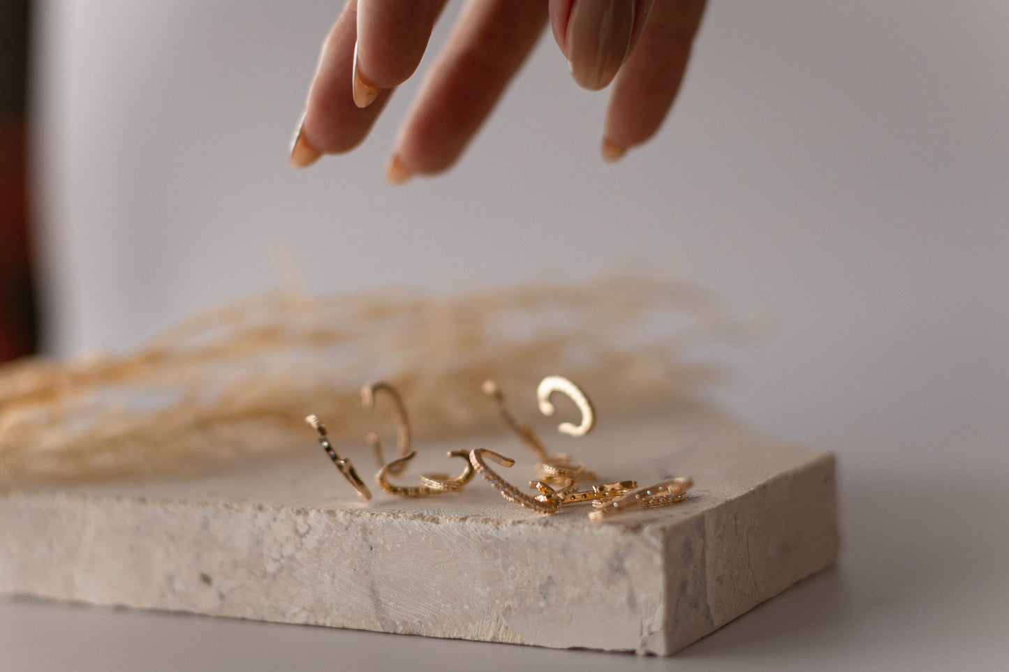 Piercing Fake Ear Hook Cravejado Ouro