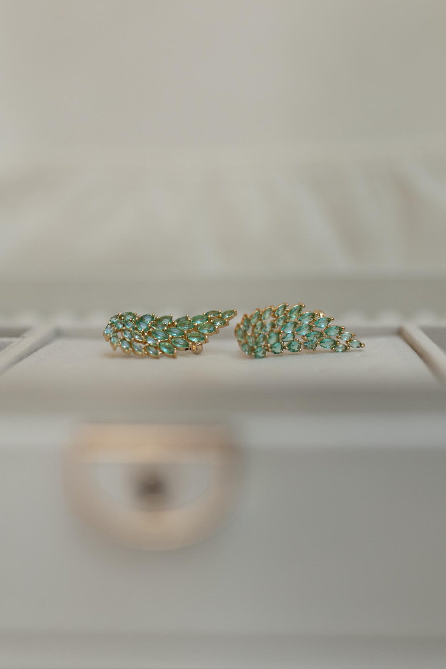 Brinco Ear Cuff Esmeralda Paraíba Asas Dourado