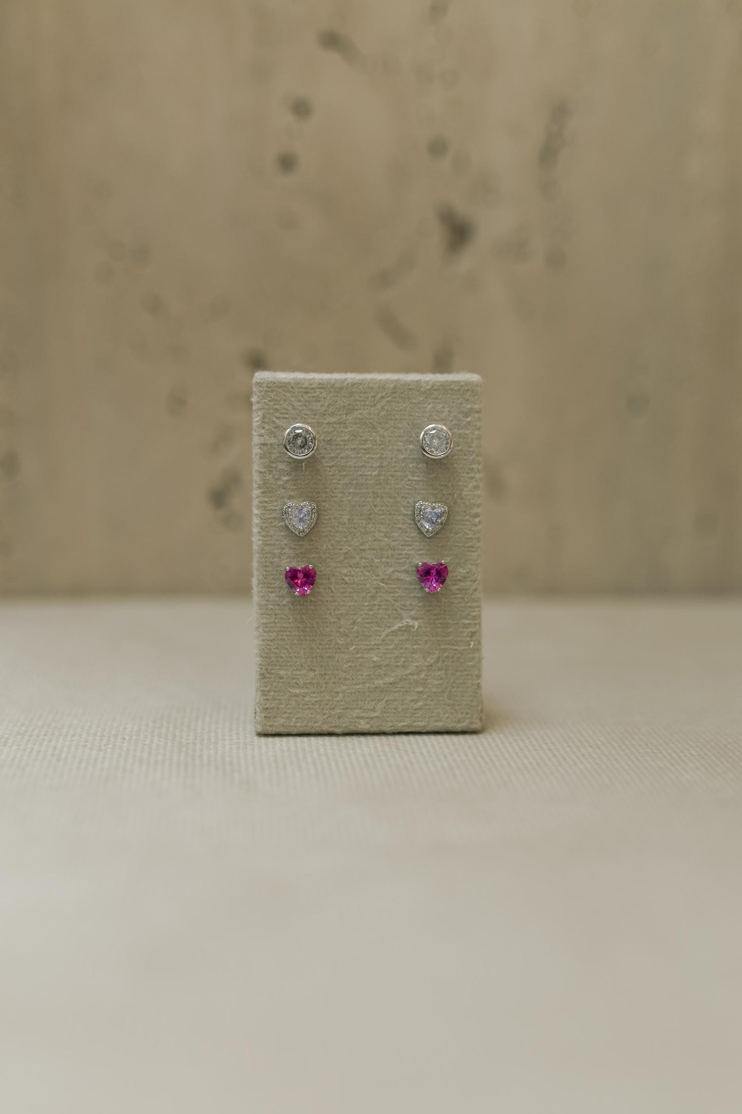 Brinco de Coração Rosa Ródio Branco