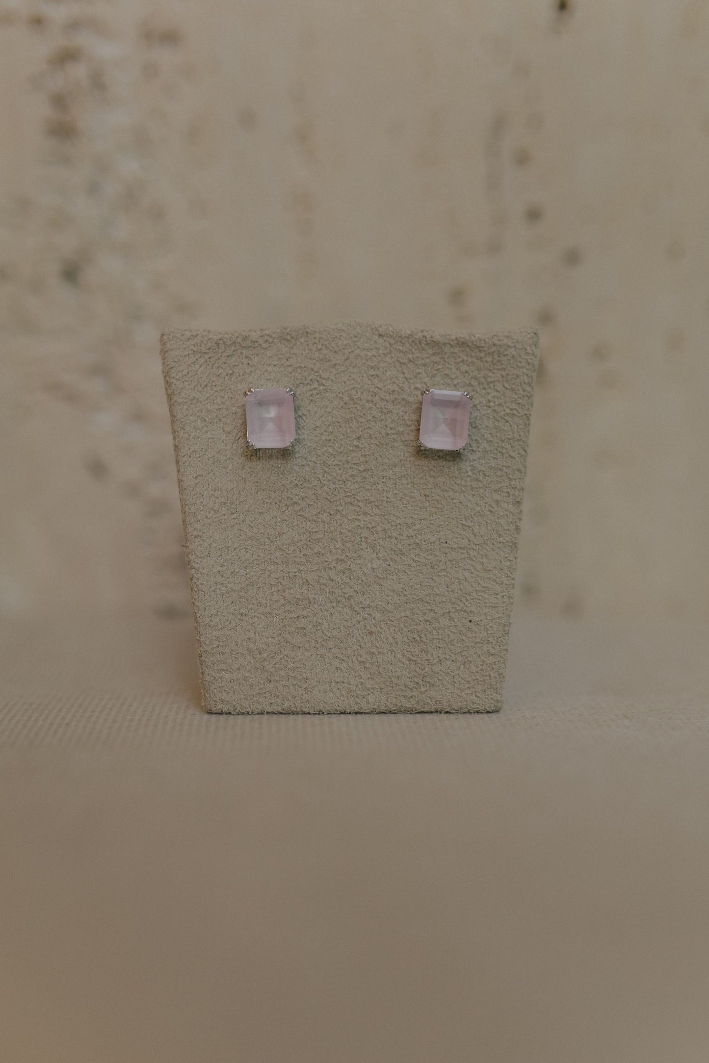 Brinco Solitário Retangular Quartzo Rosa Ródio Branco