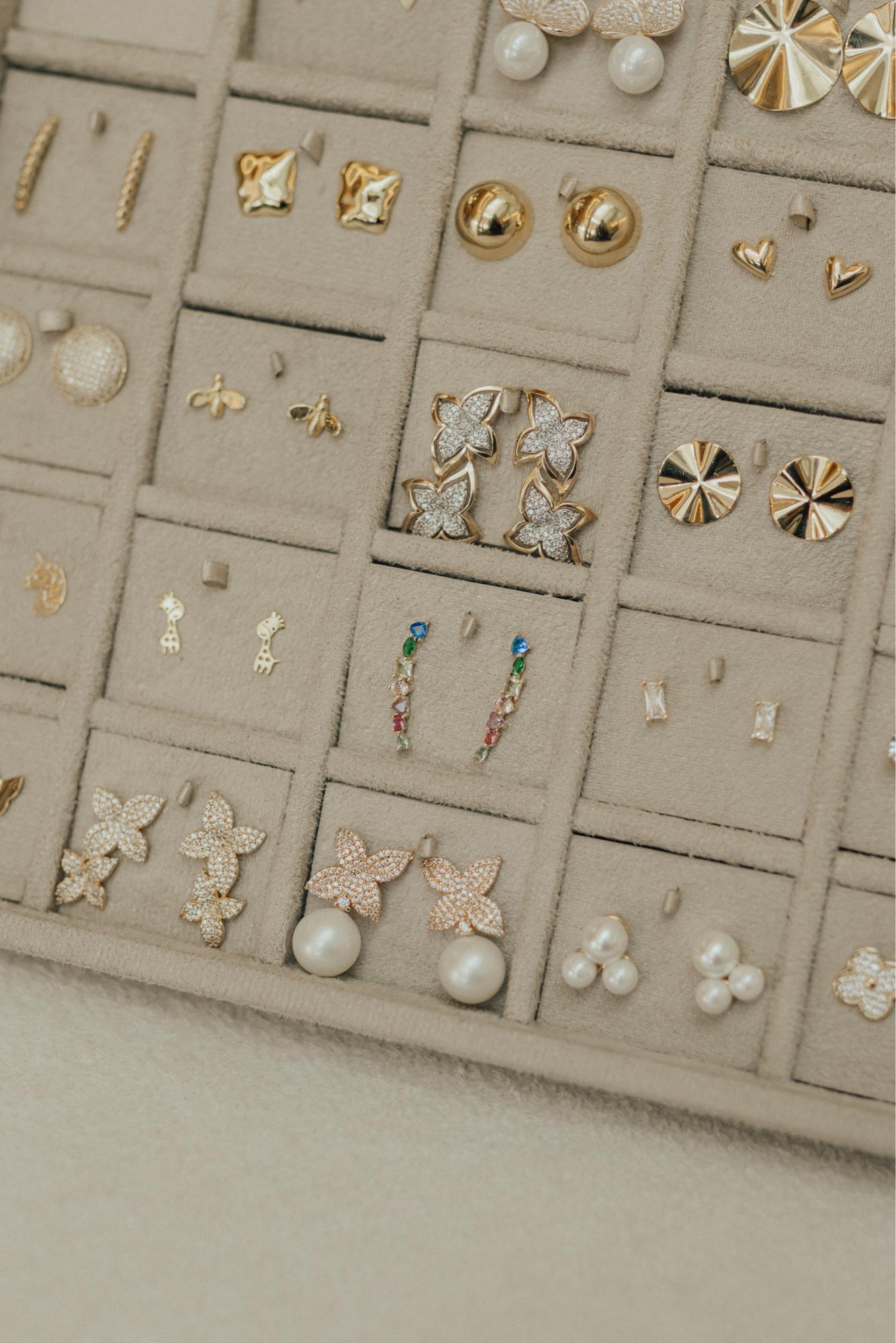Brinco Camélia Com Pérola Dourado