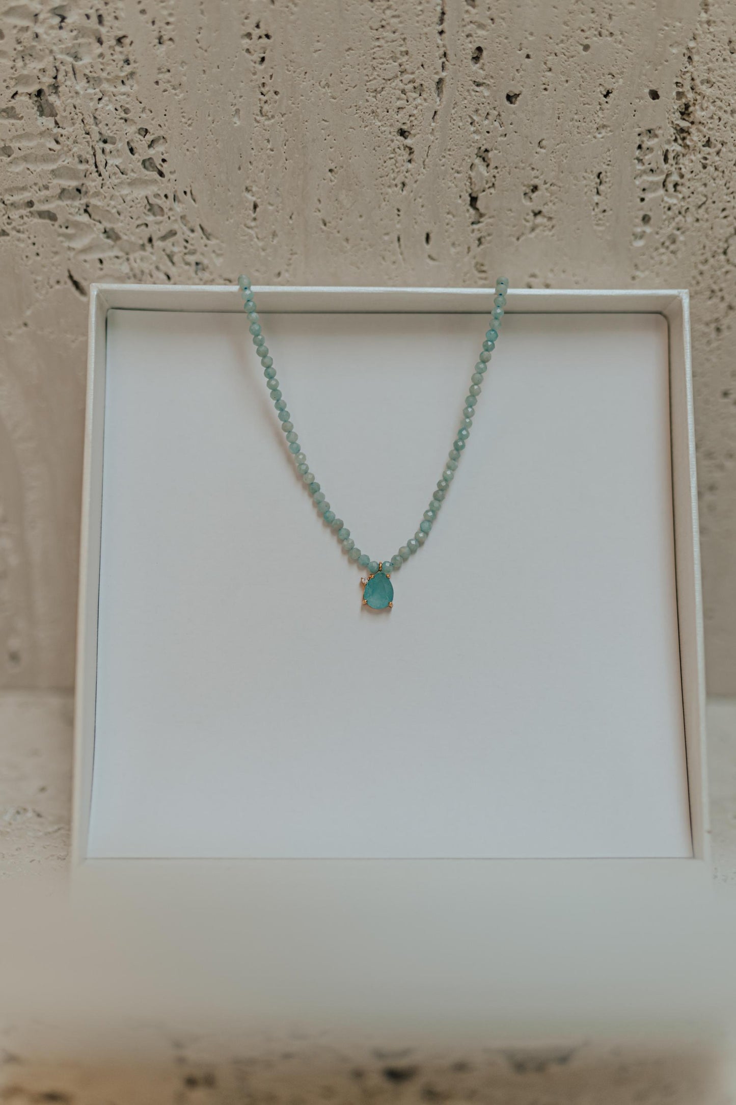 Colar Choker Amazonita Pingente Gota Dourado