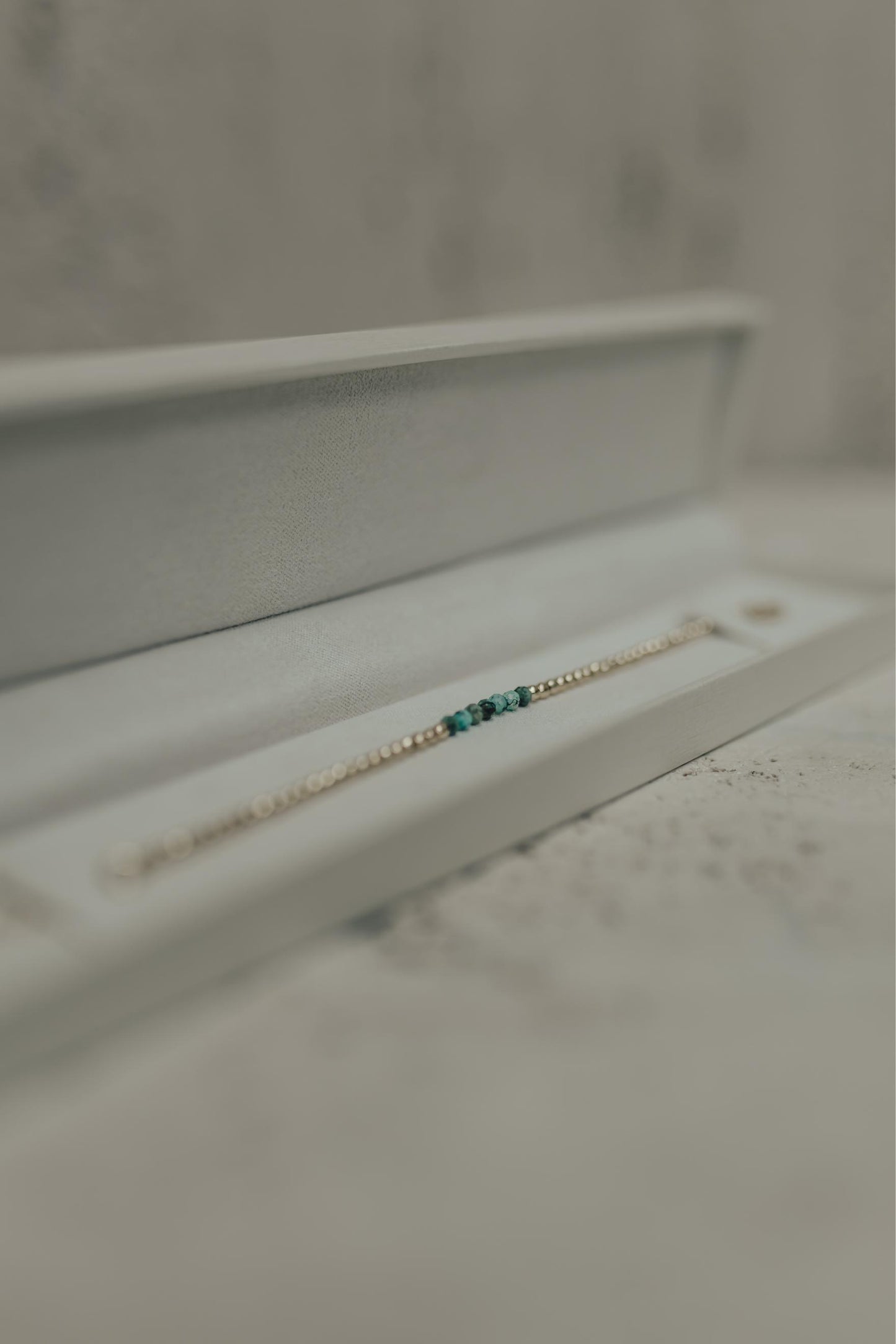 Pulseira Turmalina Africana com Bolinhas Dourado