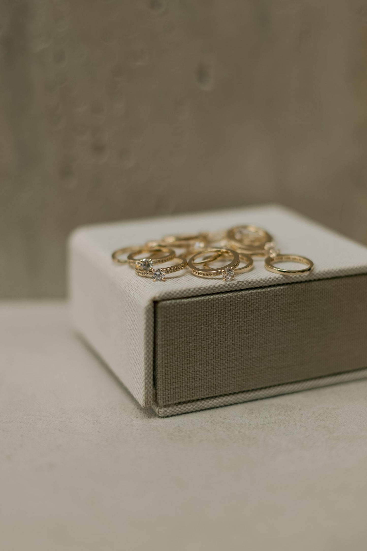 Anel Solitário e Zircônias Dourado