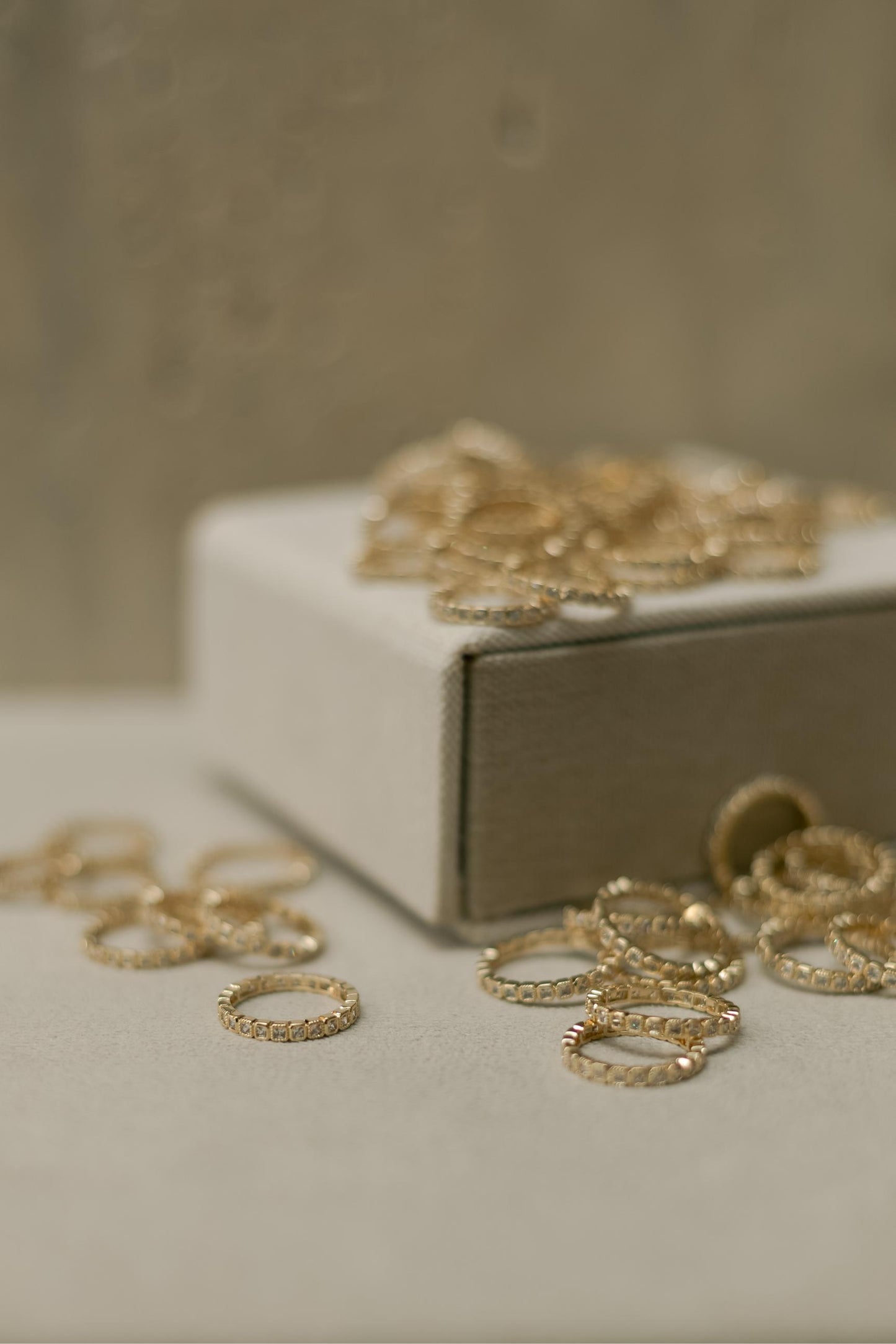 Anel Aparador de Aliança Cravejado Dourado