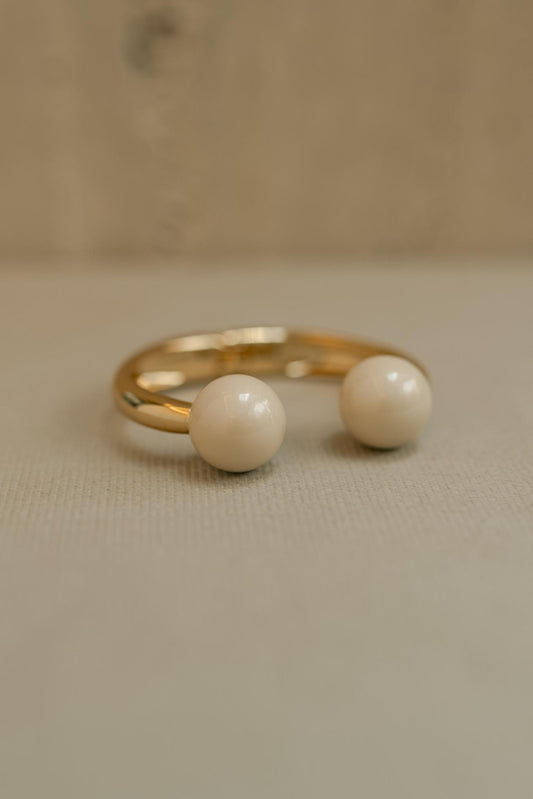 Bracelete Dourado com Mini Bolas Peroladas de Resina