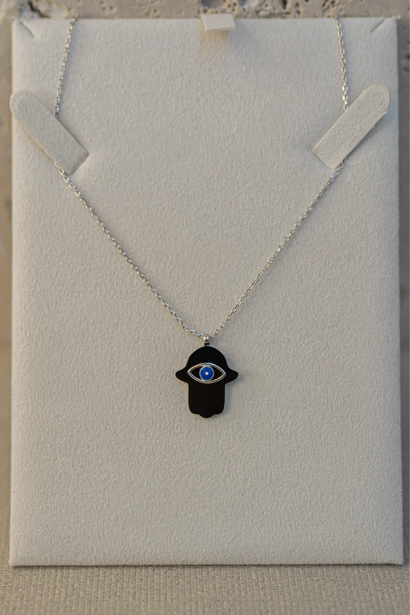 Colar Mão de Hamsá Preto Ródio Branco