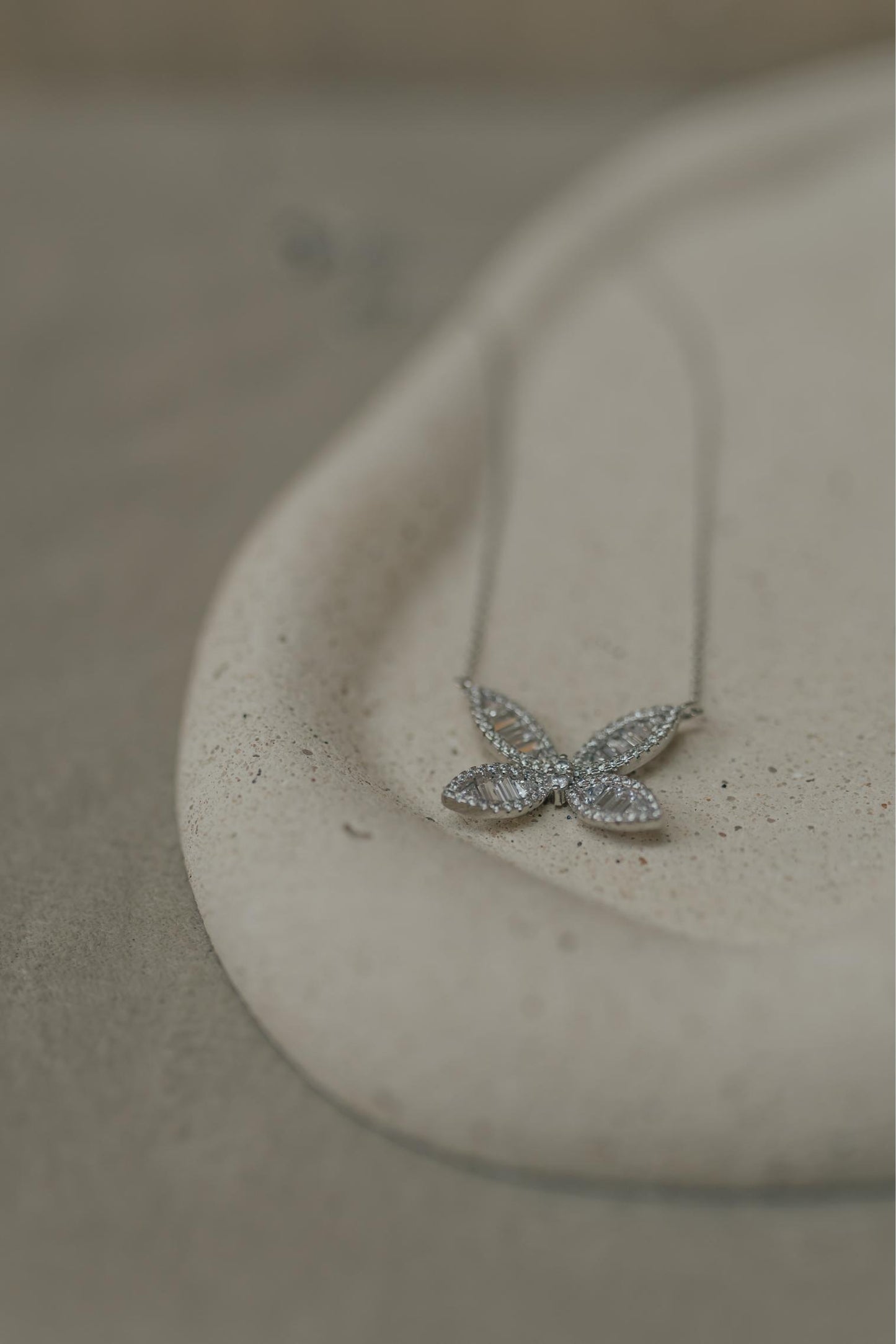 Colar Borboleta Baguete Cristal Ródio Branco