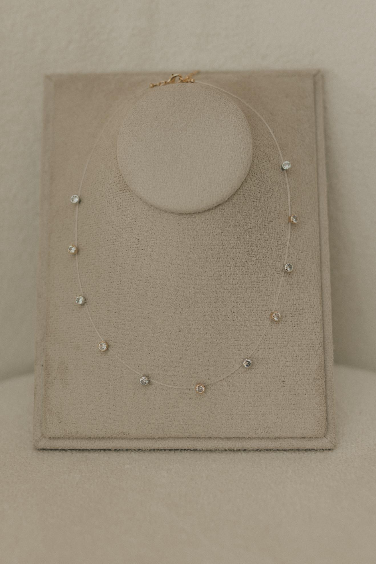 Colar Fio de Nylon Pontos de Luz Dourado e Ródio Branco