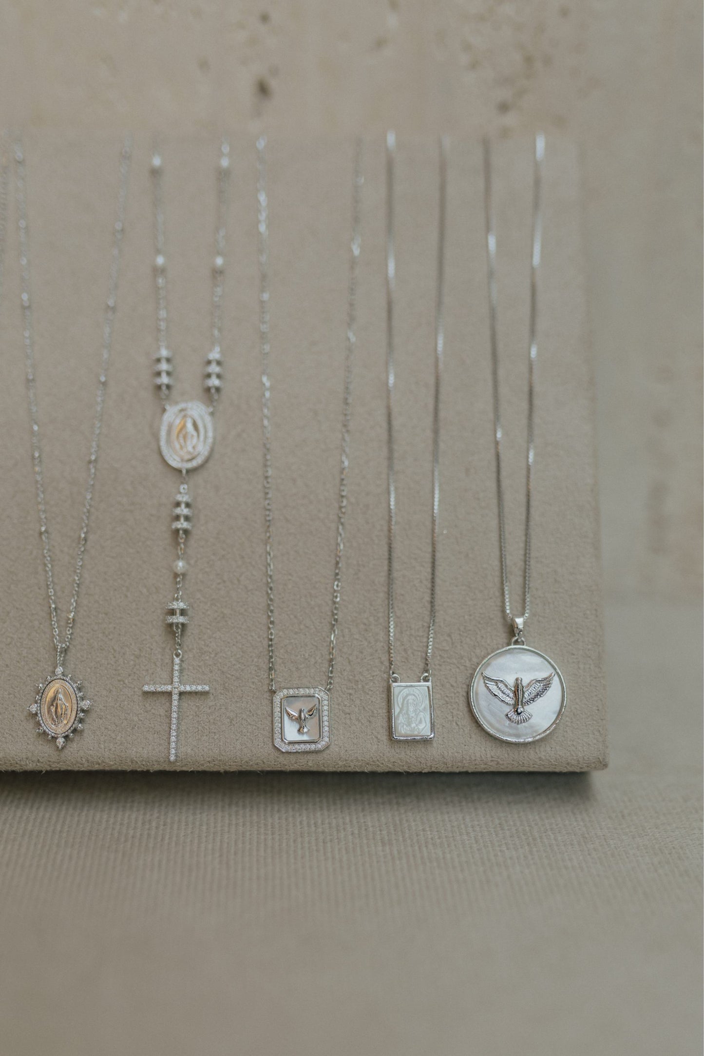 Colar Divino Espírito Santo Madrepérola Ródio Branco