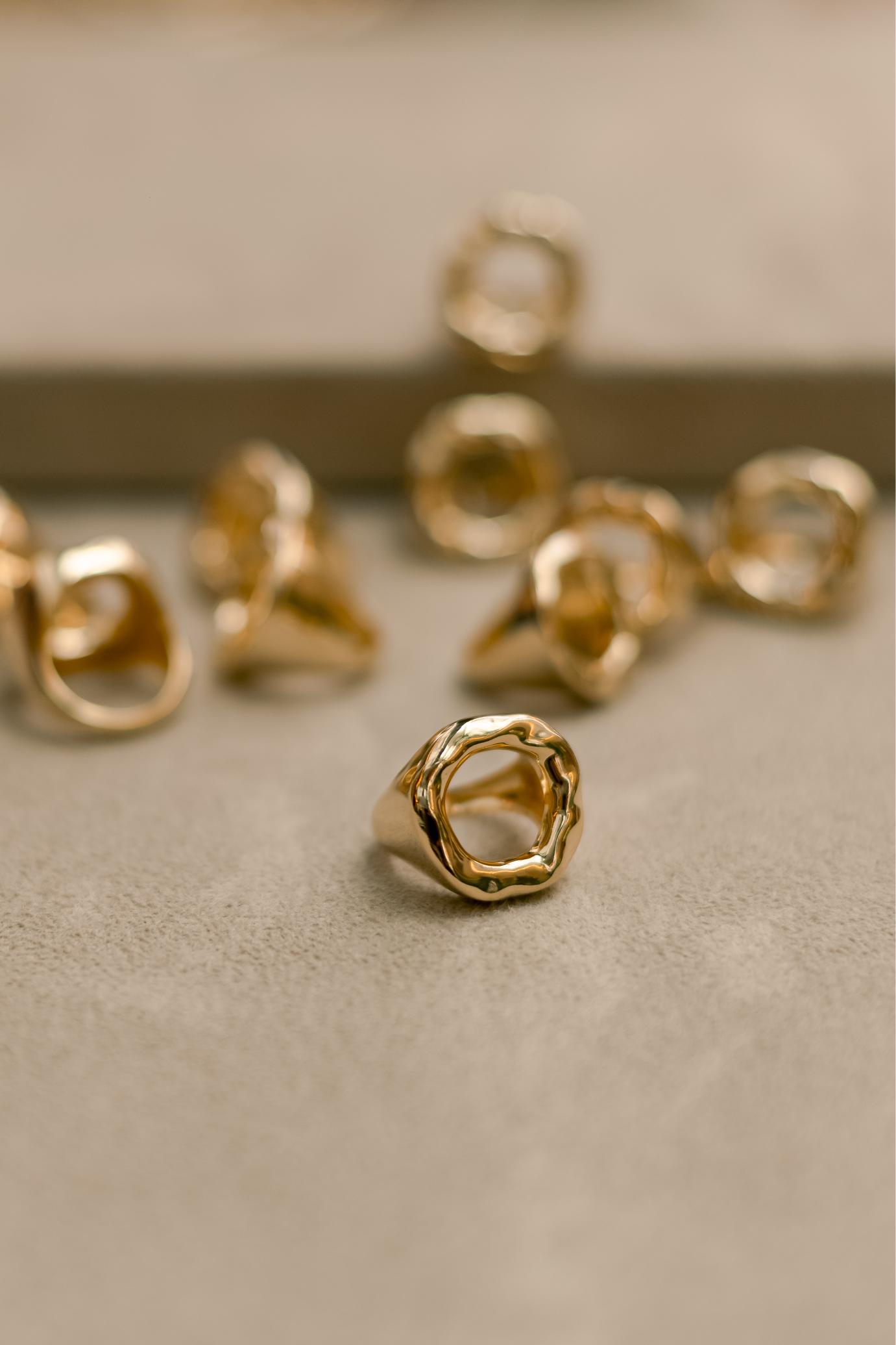 Anel Redondo Orgânico Dourado