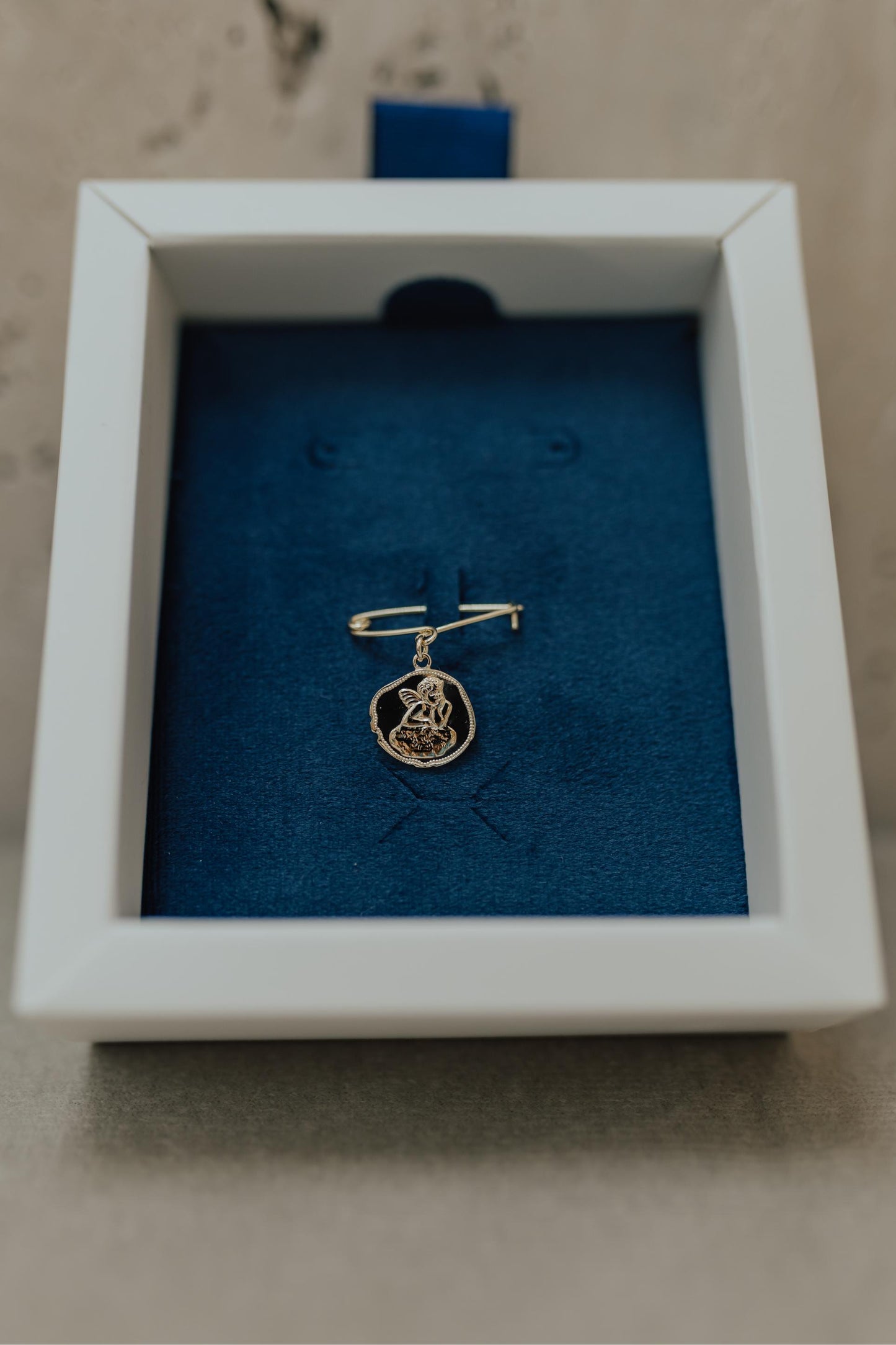 Alfinete Batizado Anjo da Guarda Orgânico Dourado