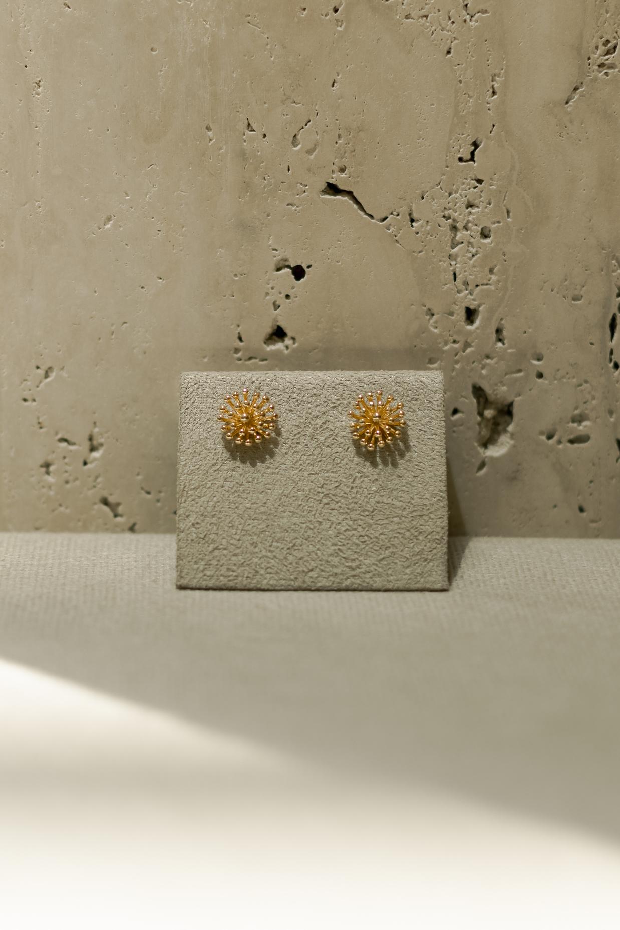Brinco Flor Dente de Leão Dourado