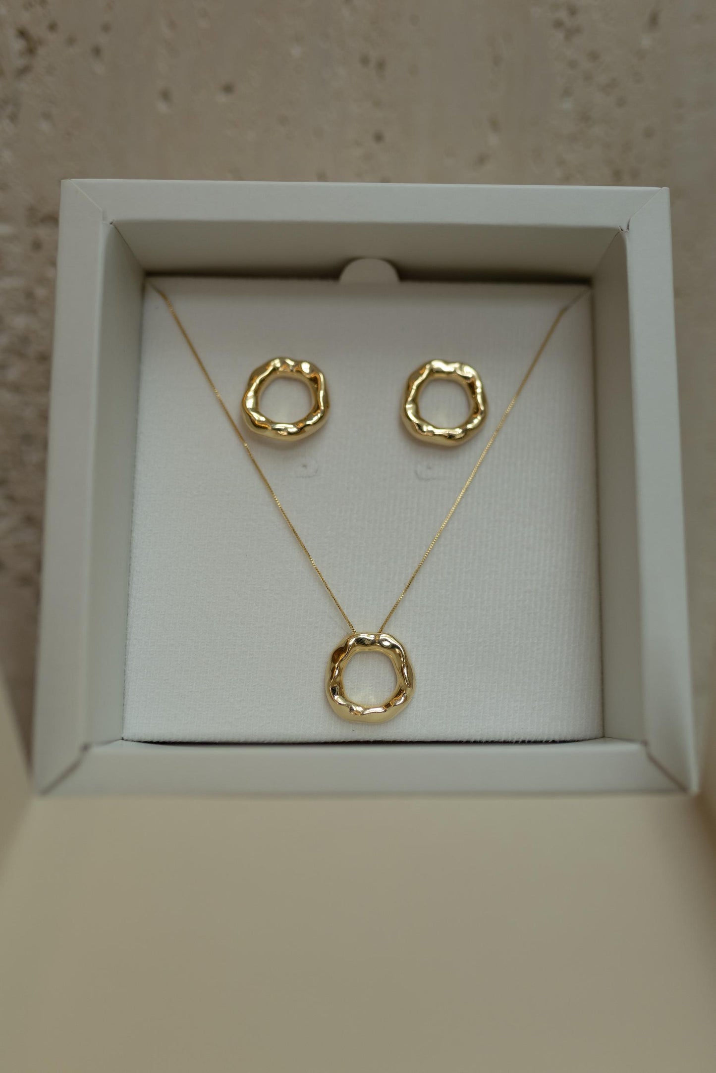Colar Com Pingente Redondo Orgânico Dourado