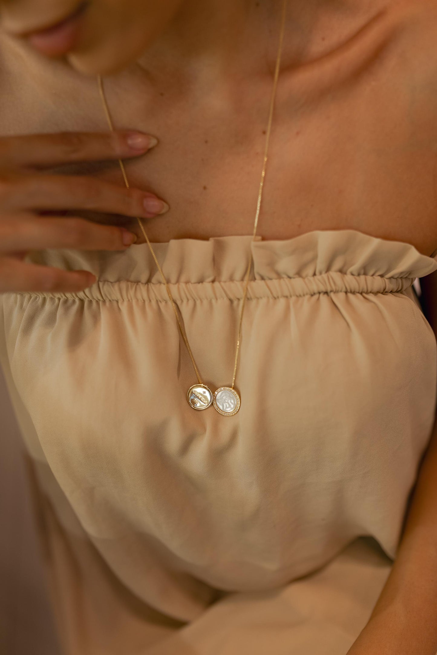 Colar Escapulário Articulável Anjo da Guarda Madrepérola Dourado