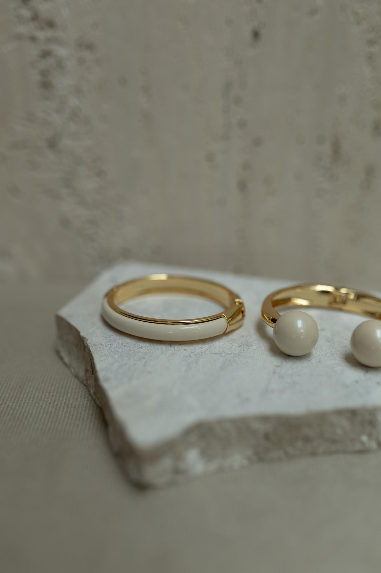 Bracelete Dourado com Mini Bolas Peroladas de Resina