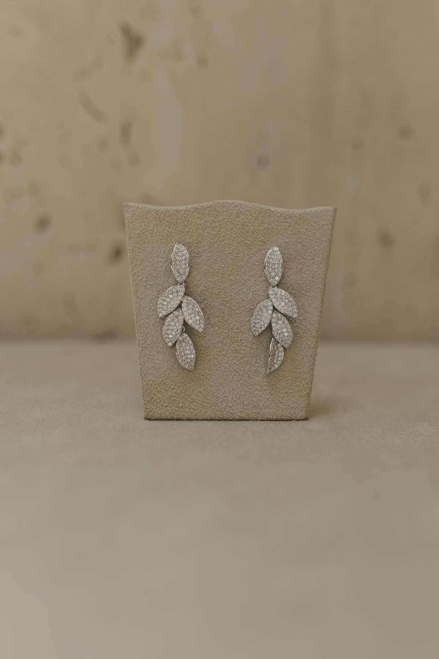 Brinco Pêndulo Folhas Cravejado Ródio Branco