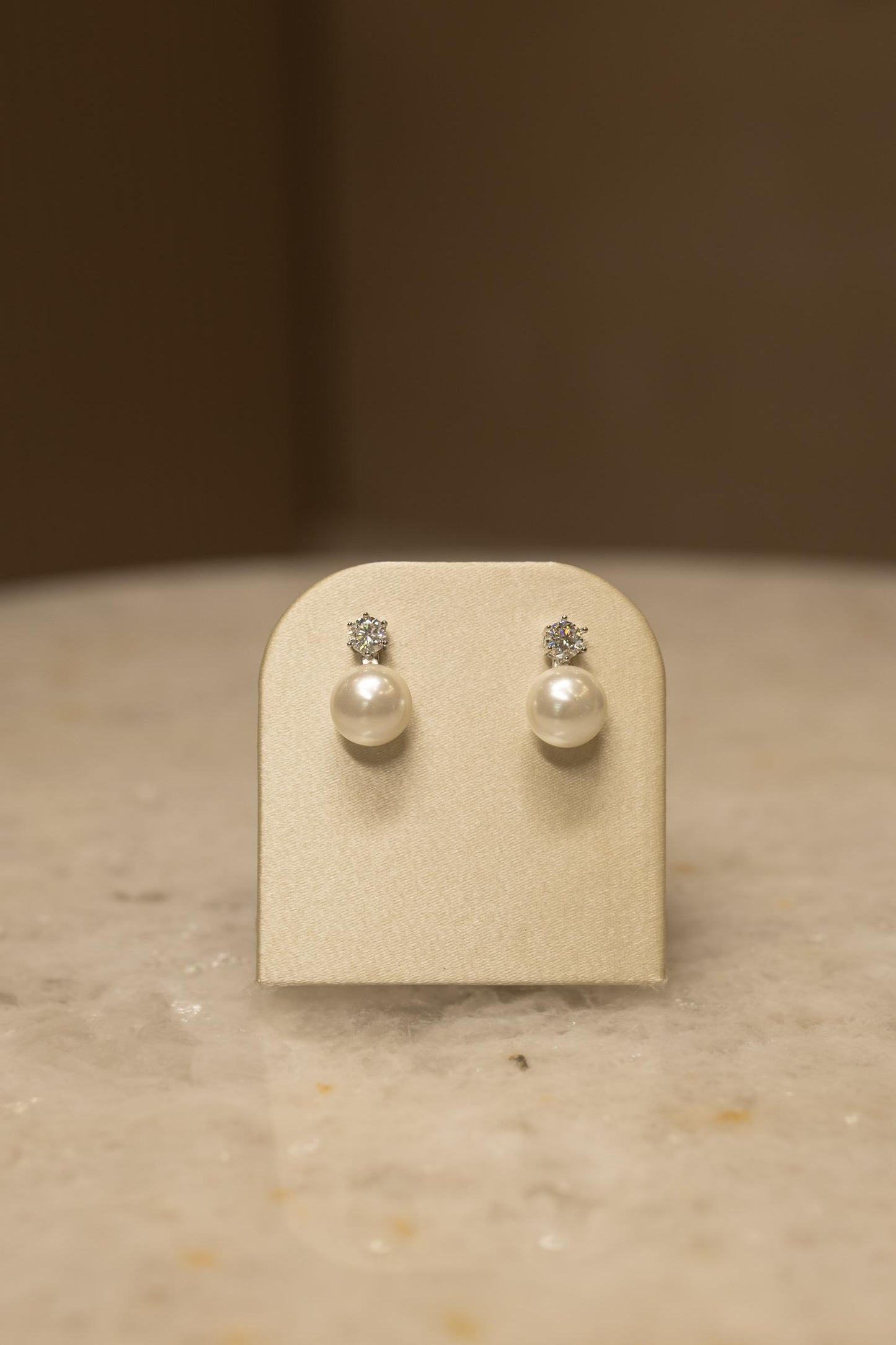 Brinco Ponto de Luz 5mm Moissanite e Pérola Prata 925 Ródio Branco