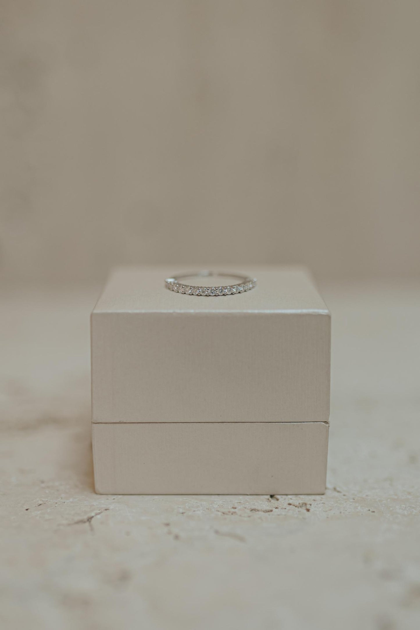 Anel Meia Aliança Ponto de Luz 2mm Moissanite Prata 925 Ródio Branco