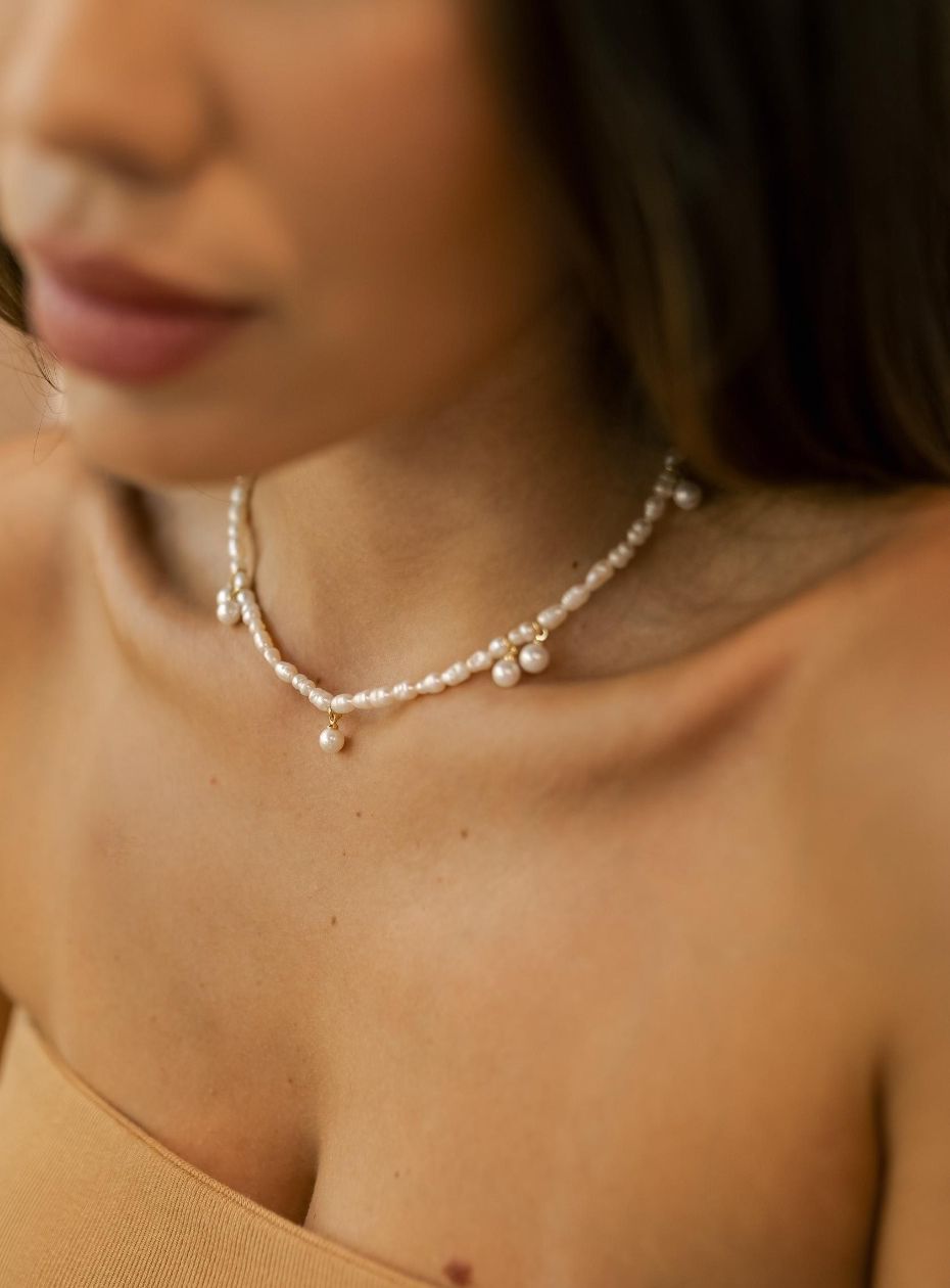 Colar Pérolas de Água Doce com Detalhes Dourado