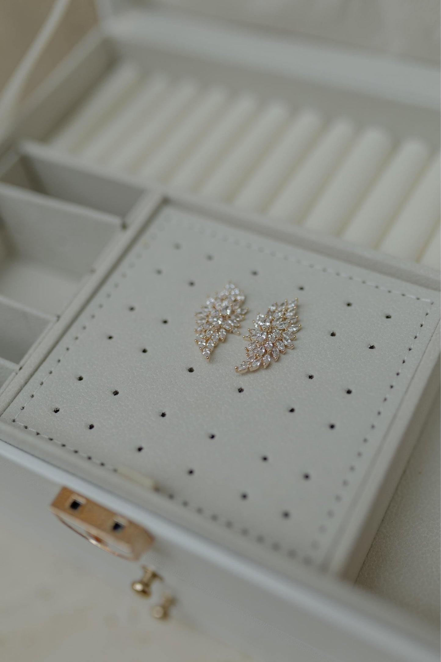 Brinco Ear Cuff Asas Cravejado Dourado