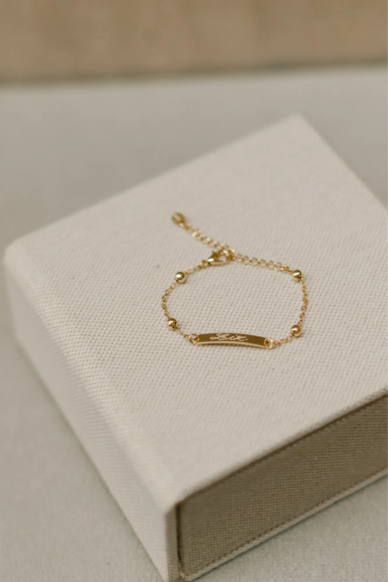 Pulseira Infantil Placa de Bolinhas Dourado