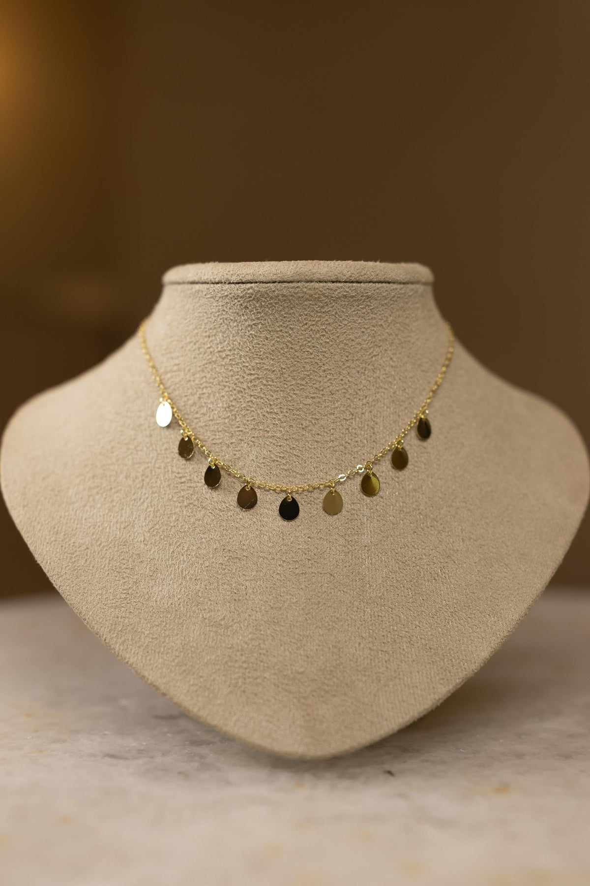 Colar Choker Medalha Oval Dourado