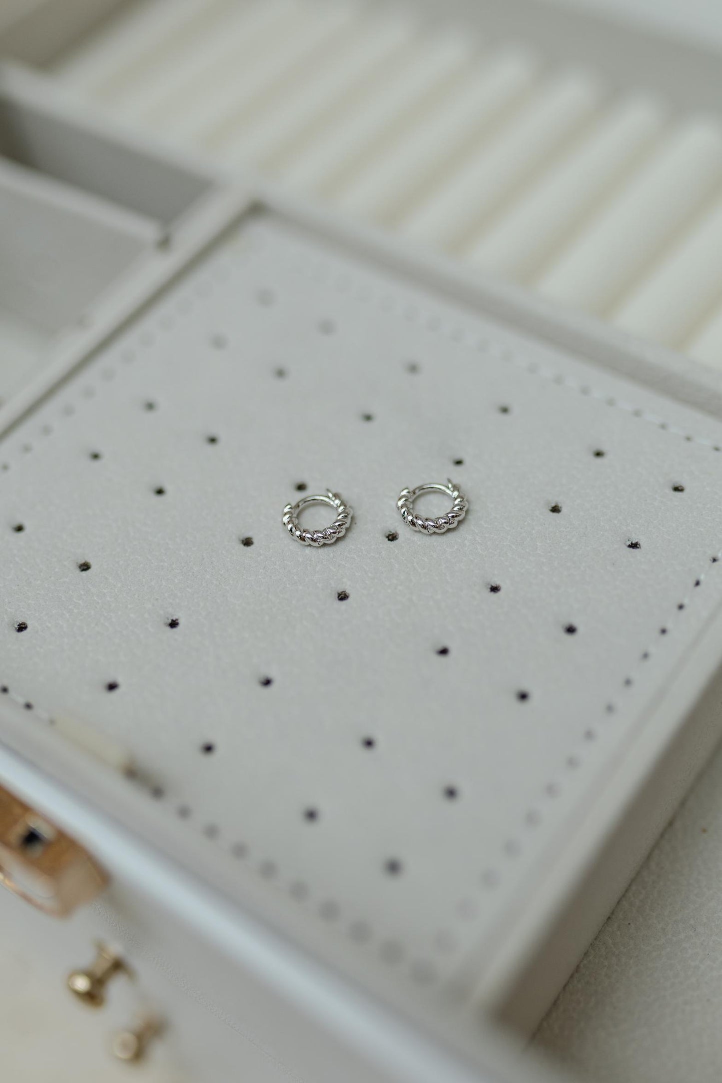 Brinco Argola Torcida Lisa P Ródio Branco