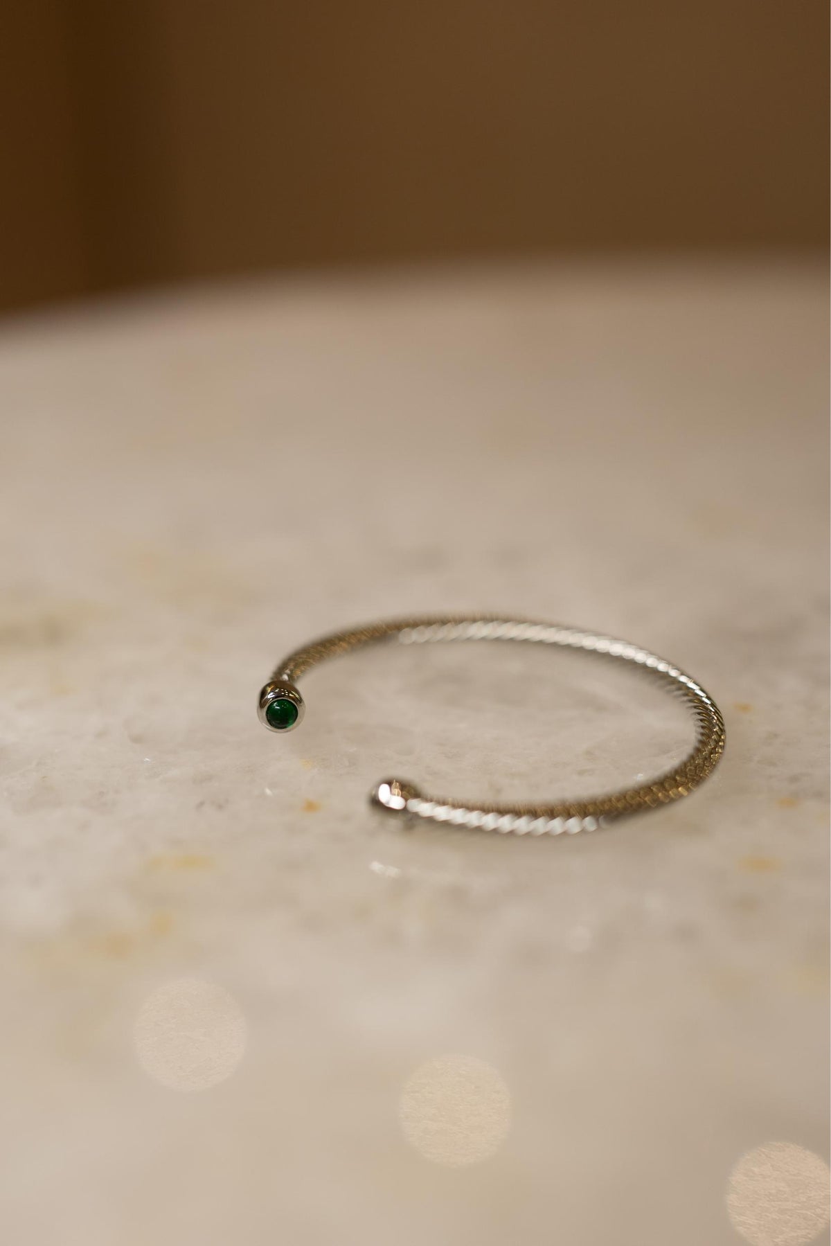 Bracelete Torcido Ponteira Esmeralda Ródio Branco