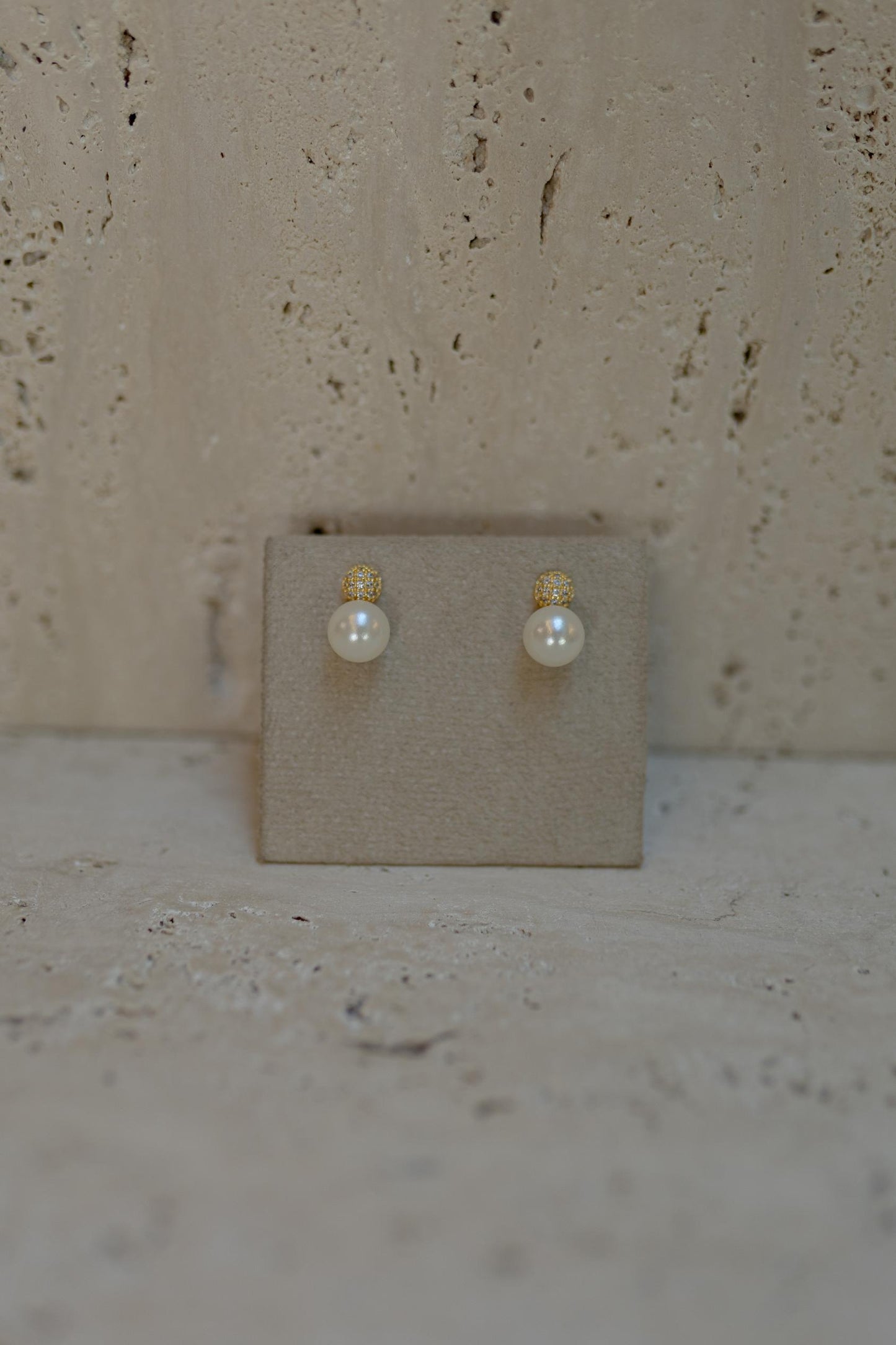 Brinco Esfera Cravejada Pérola Dourado