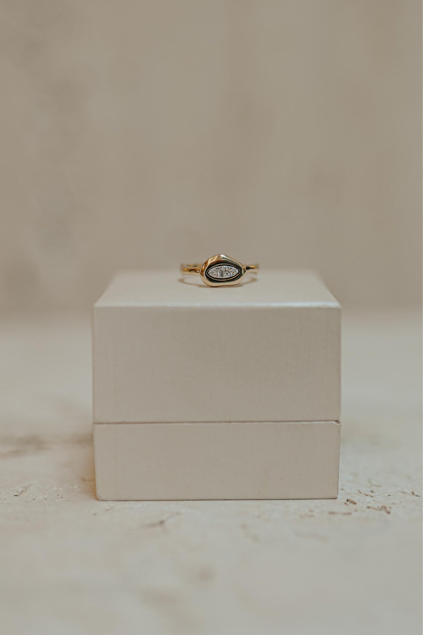 Anel Isis Drusa Platina Dourado