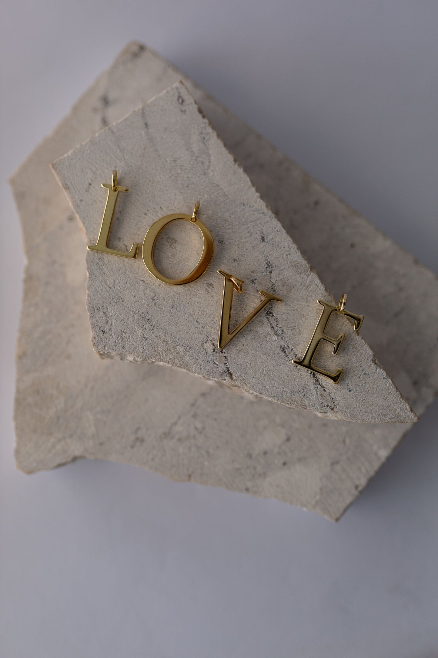 Pingente Design Letra Dourado