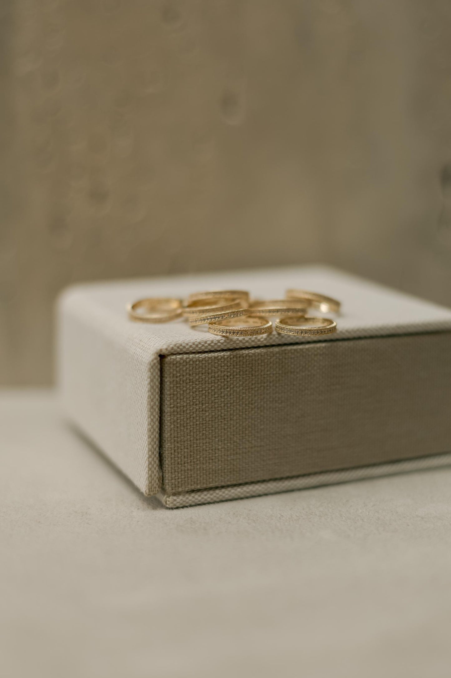 Anel Aparador de Alianças Texturizado e Cravejado Dourado