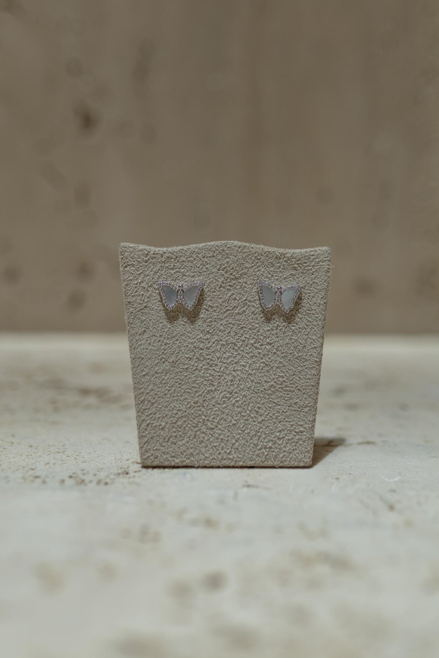 Brinco Borboleta Madrepérola Ródio Branco