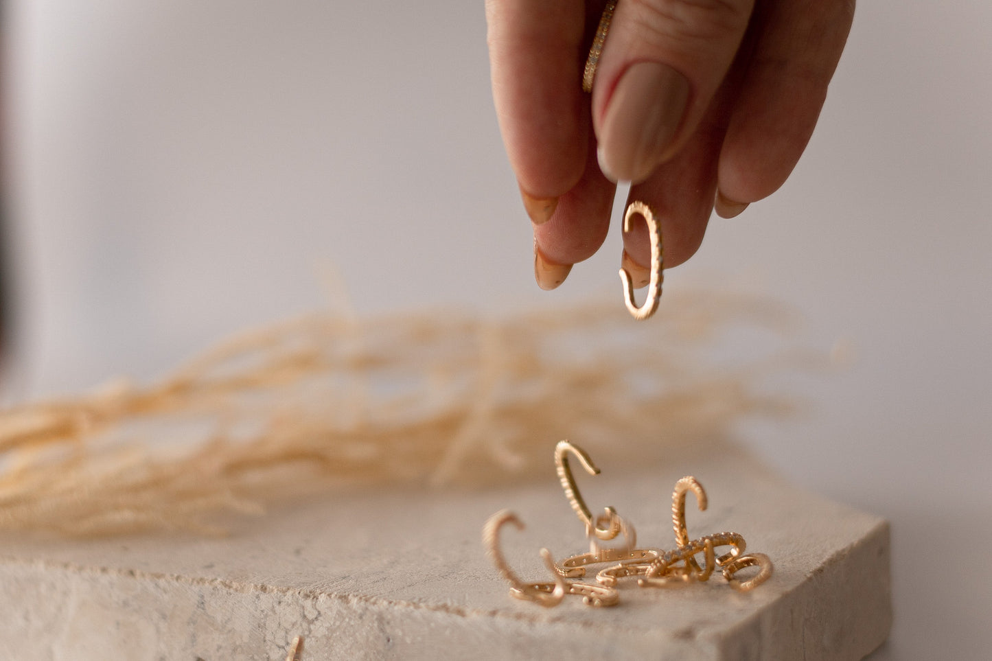 Piercing Fake Ear Hook Cravejado Ouro